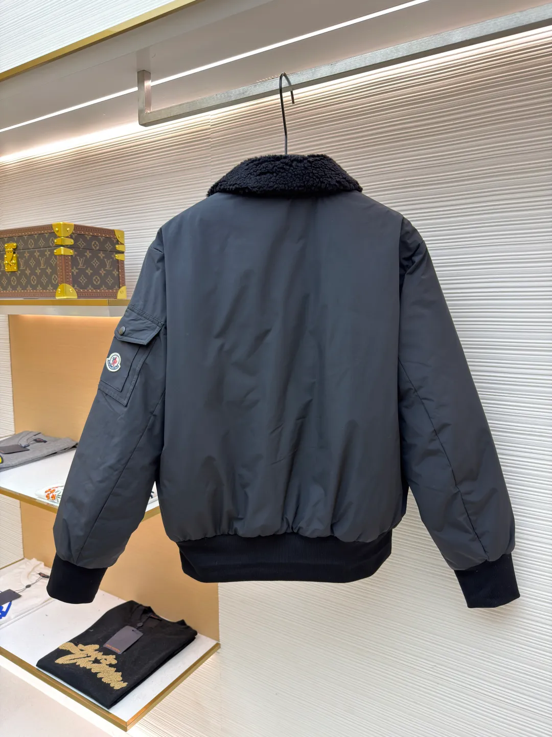 P950 Moncler double-sided pilot down jacket ●Original version: Purchased and developed for 18800 ●Item number: 1681679-D35 ●Fabric: white duck down fabric ●Technology: computer mechanical down filling ●Color: black ●Version: fitted version ●Weight: about 1110 grams ●Size: 1-2-3-4 ●Description: Customized soft velvet matte brocade fabric and teddy down Use the new national standard 90 white duck down (welcome to test) Full of velvet, full of warmth, light and fluffy, with a pure and extreme black tone, it exudes irresistible charm. The fashion code is hidden on both sides to unlock multiple styles. One side is matte like the deep night, cold and neat, outlining modern simplicity. The other side is made of teddy velvet, like dark night velvet, soft and mysterious, with retro warmth. The iconic Moncler logo appears on the sleeves, fully recognizable, and the style can be switched at will, free and easy, showing nobility. To subvert the traditional pioneering design, redefine the boundaries of winter fashion and become the most intimate companion in winter. Computer mechanical down filling gives priority to making inner liner paper patterns to determine the down filling area according to the original three-dimensional effect to determine the weight of down per square meter, thereby calculating the filling amount of each cut piece. The computer down filling machine uses a digital weighing unit to achieve stable measurement, and the computer template machine lines. The line process of the computer template machine shows extremely high neatness and smoothness. The craftsman's precise control of the size during the operation ensures that each line meets the design requirements. The lines of the entire template are smooth and unified. It is neat and beautiful, with ergonomic three-dimensional cutting. It returns to traditional craftsmanship through segmentation, folding, shrinking, and stretching techniques. The so-called slow work produces fine work, which is the respect for the material and the pursuit of feel. The workmanship is complex and tedious, slow in time and high in consumption. The overall wiring is straight and delicate, the fabric is comfortable and soft, and the color is consistent without color difference. It can be matched with the same style to create a fashionable look and control various occasions. Customized accessories, complete with three standards, same style for men and women!