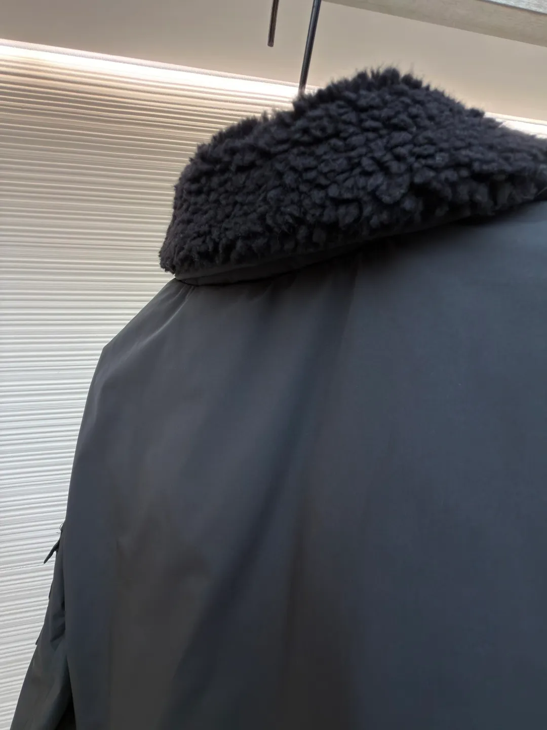 P950 Moncler double-sided pilot down jacket ●Original version: Purchased and developed for 18800 ●Item number: 1681679-D35 ●Fabric: white duck down fabric ●Technology: computer mechanical down filling ●Color: black ●Version: fitted version ●Weight: about 1110 grams ●Size: 1-2-3-4 ●Description: Customized soft velvet matte brocade fabric and teddy down Use the new national standard 90 white duck down (welcome to test) Full of velvet, full of warmth, light and fluffy, with a pure and extreme black tone, it exudes irresistible charm. The fashion code is hidden on both sides to unlock multiple styles. One side is matte like the deep night, cold and neat, outlining modern simplicity. The other side is made of teddy velvet, like dark night velvet, soft and mysterious, with retro warmth. The iconic Moncler logo appears on the sleeves, fully recognizable, and the style can be switched at will, free and easy, showing nobility. To subvert the traditional pioneering design, redefine the boundaries of winter fashion and become the most intimate companion in winter. Computer mechanical down filling gives priority to making inner liner paper patterns to determine the down filling area according to the original three-dimensional effect to determine the weight of down per square meter, thereby calculating the filling amount of each cut piece. The computer down filling machine uses a digital weighing unit to achieve stable measurement, and the computer template machine lines. The line process of the computer template machine shows extremely high neatness and smoothness. The craftsman's precise control of the size during the operation ensures that each line meets the design requirements. The lines of the entire template are smooth and unified. It is neat and beautiful, with ergonomic three-dimensional cutting. It returns to traditional craftsmanship through segmentation, folding, shrinking, and stretching techniques. The so-called slow work produces fine work, which is the respect for the material and the pursuit of feel. The workmanship is complex and tedious, slow in time and high in consumption. The overall wiring is straight and delicate, the fabric is comfortable and soft, and the color is consistent without color difference. It can be matched with the same style to create a fashionable look and control various occasions. Customized accessories, complete with three standards, same style for men and women!