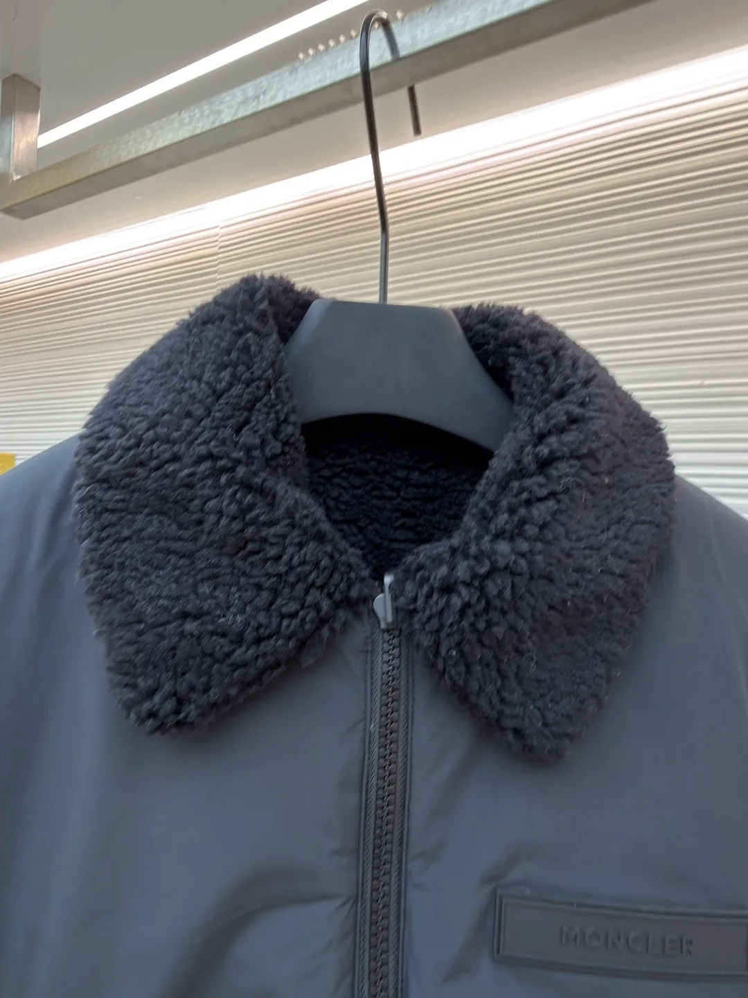 P950 Moncler double-sided pilot down jacket ●Original version: Purchased and developed for 18800 ●Item number: 1681679-D35 ●Fabric: white duck down fabric ●Technology: computer mechanical down filling ●Color: black ●Version: fitted version ●Weight: about 1110 grams ●Size: 1-2-3-4 ●Description: Customized soft velvet matte brocade fabric and teddy down Use the new national standard 90 white duck down (welcome to test) Full of velvet, full of warmth, light and fluffy, with a pure and extreme black tone, it exudes irresistible charm. The fashion code is hidden on both sides to unlock multiple styles. One side is matte like the deep night, cold and neat, outlining modern simplicity. The other side is made of teddy velvet, like dark night velvet, soft and mysterious, with retro warmth. The iconic Moncler logo appears on the sleeves, fully recognizable, and the style can be switched at will, free and easy, showing nobility. To subvert the traditional pioneering design, redefine the boundaries of winter fashion and become the most intimate companion in winter. Computer mechanical down filling gives priority to making inner liner paper patterns to determine the down filling area according to the original three-dimensional effect to determine the weight of down per square meter, thereby calculating the filling amount of each cut piece. The computer down filling machine uses a digital weighing unit to achieve stable measurement, and the computer template machine lines. The line process of the computer template machine shows extremely high neatness and smoothness. The craftsman's precise control of the size during the operation ensures that each line meets the design requirements. The lines of the entire template are smooth and unified. It is neat and beautiful, with ergonomic three-dimensional cutting. It returns to traditional craftsmanship through segmentation, folding, shrinking, and stretching techniques. The so-called slow work produces fine work, which is the respect for the material and the pursuit of feel. The workmanship is complex and tedious, slow in time and high in consumption. The overall wiring is straight and delicate, the fabric is comfortable and soft, and the color is consistent without color difference. It can be matched with the same style to create a fashionable look and control various occasions. Customized accessories, complete with three standards, same style for men and women!