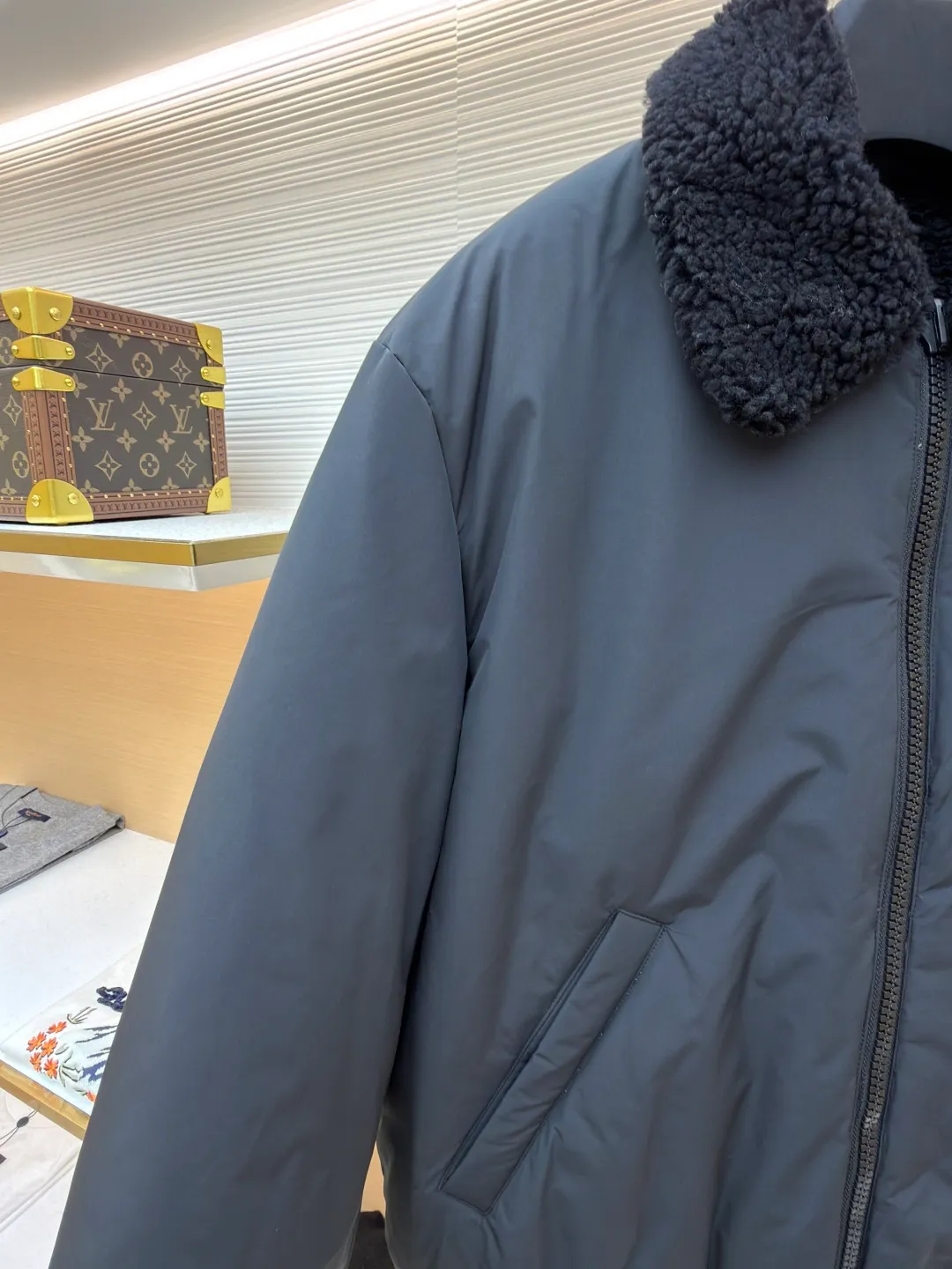 P950 Moncler double-sided pilot down jacket ●Original version: Purchased and developed for 18800 ●Item number: 1681679-D35 ●Fabric: white duck down fabric ●Technology: computer mechanical down filling ●Color: black ●Version: fitted version ●Weight: about 1110 grams ●Size: 1-2-3-4 ●Description: Customized soft velvet matte brocade fabric and teddy down Use the new national standard 90 white duck down (welcome to test) Full of velvet, full of warmth, light and fluffy, with a pure and extreme black tone, it exudes irresistible charm. The fashion code is hidden on both sides to unlock multiple styles. One side is matte like the deep night, cold and neat, outlining modern simplicity. The other side is made of teddy velvet, like dark night velvet, soft and mysterious, with retro warmth. The iconic Moncler logo appears on the sleeves, fully recognizable, and the style can be switched at will, free and easy, showing nobility. To subvert the traditional pioneering design, redefine the boundaries of winter fashion and become the most intimate companion in winter. Computer mechanical down filling gives priority to making inner liner paper patterns to determine the down filling area according to the original three-dimensional effect to determine the weight of down per square meter, thereby calculating the filling amount of each cut piece. The computer down filling machine uses a digital weighing unit to achieve stable measurement, and the computer template machine lines. The line process of the computer template machine shows extremely high neatness and smoothness. The craftsman's precise control of the size during the operation ensures that each line meets the design requirements. The lines of the entire template are smooth and unified. It is neat and beautiful, with ergonomic three-dimensional cutting. It returns to traditional craftsmanship through segmentation, folding, shrinking, and stretching techniques. The so-called slow work produces fine work, which is the respect for the material and the pursuit of feel. The workmanship is complex and tedious, slow in time and high in consumption. The overall wiring is straight and delicate, the fabric is comfortable and soft, and the color is consistent without color difference. It can be matched with the same style to create a fashionable look and control various occasions. Customized accessories, complete with three standards, same style for men and women!
