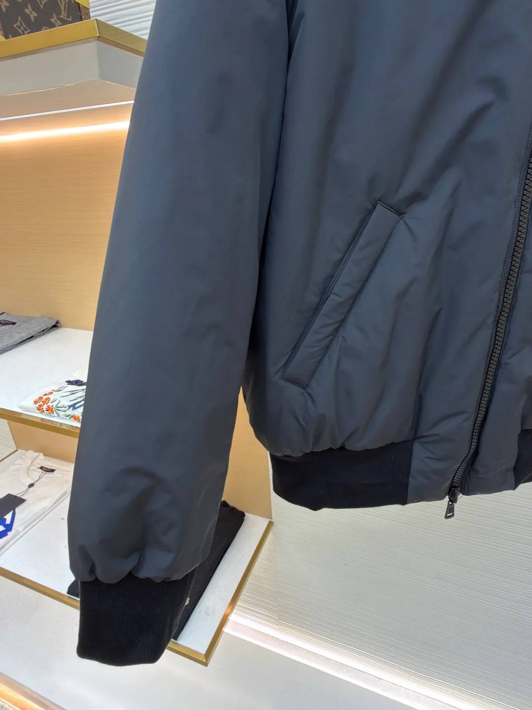 P950 Moncler double-sided pilot down jacket ●Original version: Purchased and developed for 18800 ●Item number: 1681679-D35 ●Fabric: white duck down fabric ●Technology: computer mechanical down filling ●Color: black ●Version: fitted version ●Weight: about 1110 grams ●Size: 1-2-3-4 ●Description: Customized soft velvet matte brocade fabric and teddy down Use the new national standard 90 white duck down (welcome to test) Full of velvet, full of warmth, light and fluffy, with a pure and extreme black tone, it exudes irresistible charm. The fashion code is hidden on both sides to unlock multiple styles. One side is matte like the deep night, cold and neat, outlining modern simplicity. The other side is made of teddy velvet, like dark night velvet, soft and mysterious, with retro warmth. The iconic Moncler logo appears on the sleeves, fully recognizable, and the style can be switched at will, free and easy, showing nobility. To subvert the traditional pioneering design, redefine the boundaries of winter fashion and become the most intimate companion in winter. Computer mechanical down filling gives priority to making inner liner paper patterns to determine the down filling area according to the original three-dimensional effect to determine the weight of down per square meter, thereby calculating the filling amount of each cut piece. The computer down filling machine uses a digital weighing unit to achieve stable measurement, and the computer template machine lines. The line process of the computer template machine shows extremely high neatness and smoothness. The craftsman's precise control of the size during the operation ensures that each line meets the design requirements. The lines of the entire template are smooth and unified. It is neat and beautiful, with ergonomic three-dimensional cutting. It returns to traditional craftsmanship through segmentation, folding, shrinking, and stretching techniques. The so-called slow work produces fine work, which is the respect for the material and the pursuit of feel. The workmanship is complex and tedious, slow in time and high in consumption. The overall wiring is straight and delicate, the fabric is comfortable and soft, and the color is consistent without color difference. It can be matched with the same style to create a fashionable look and control various occasions. Customized accessories, complete with three standards, same style for men and women!