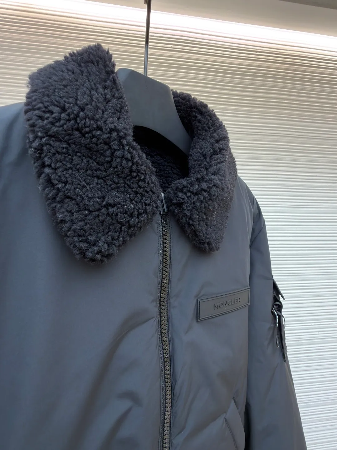 P950 Moncler double-sided pilot down jacket ●Original version: Purchased and developed for 18800 ●Item number: 1681679-D35 ●Fabric: white duck down fabric ●Technology: computer mechanical down filling ●Color: black ●Version: fitted version ●Weight: about 1110 grams ●Size: 1-2-3-4 ●Description: Customized soft velvet matte brocade fabric and teddy down Use the new national standard 90 white duck down (welcome to test) Full of velvet, full of warmth, light and fluffy, with a pure and extreme black tone, it exudes irresistible charm. The fashion code is hidden on both sides to unlock multiple styles. One side is matte like the deep night, cold and neat, outlining modern simplicity. The other side is made of teddy velvet, like dark night velvet, soft and mysterious, with retro warmth. The iconic Moncler logo appears on the sleeves, fully recognizable, and the style can be switched at will, free and easy, showing nobility. To subvert the traditional pioneering design, redefine the boundaries of winter fashion and become the most intimate companion in winter. Computer mechanical down filling gives priority to making inner liner paper patterns to determine the down filling area according to the original three-dimensional effect to determine the weight of down per square meter, thereby calculating the filling amount of each cut piece. The computer down filling machine uses a digital weighing unit to achieve stable measurement, and the computer template machine lines. The line process of the computer template machine shows extremely high neatness and smoothness. The craftsman's precise control of the size during the operation ensures that each line meets the design requirements. The lines of the entire template are smooth and unified. It is neat and beautiful, with ergonomic three-dimensional cutting. It returns to traditional craftsmanship through segmentation, folding, shrinking, and stretching techniques. The so-called slow work produces fine work, which is the respect for the material and the pursuit of feel. The workmanship is complex and tedious, slow in time and high in consumption. The overall wiring is straight and delicate, the fabric is comfortable and soft, and the color is consistent without color difference. It can be matched with the same style to create a fashionable look and control various occasions. Customized accessories, complete with three standards, same style for men and women!