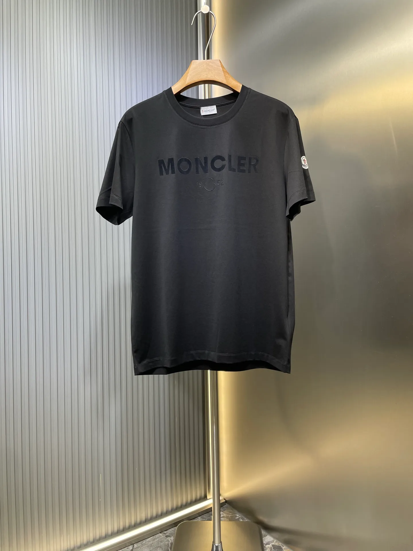 P290 moncler 🌟【Top original order】2025 spring and summer new letter flocked printed short-sleeved T-shirt; customized 80-count double-strand mercerized long-staple cotton fabric, comfortable, soft and delicate! The lower side of the row of letters on the chest is a flocking print design with a duck hollow design, and the cuffs are designed with a wool duck badge badge design, all three standards are complete!  size：s-xxxl
