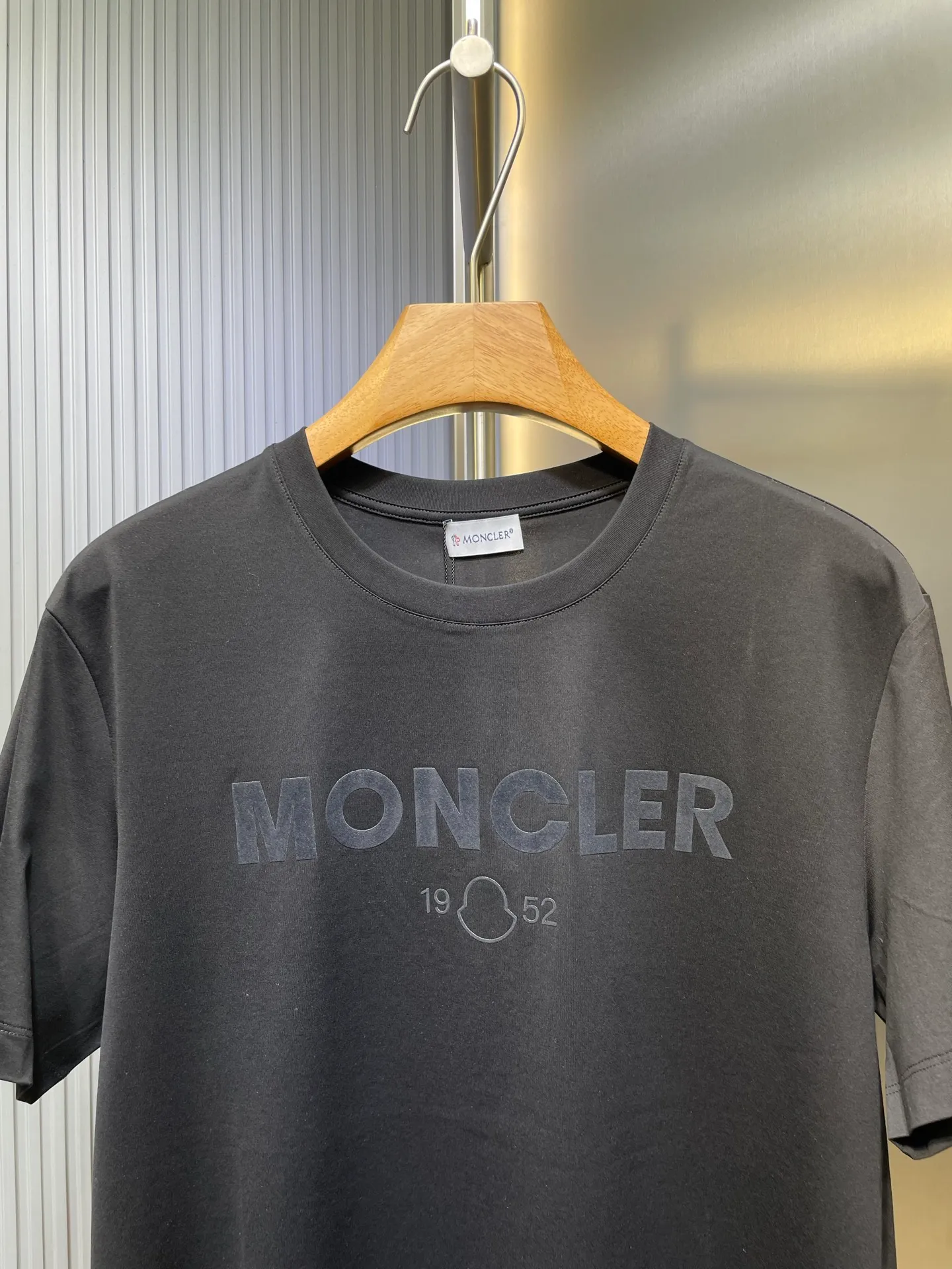 P290 moncler 🌟【Top original order】2025 spring and summer new letter flocked printed short-sleeved T-shirt; customized 80-count double-strand mercerized long-staple cotton fabric, comfortable, soft and delicate! The lower side of the row of letters on the chest is a flocking print design with a duck hollow design, and the cuffs are designed with a wool duck badge badge design, all three standards are complete!  size：s-xxxl