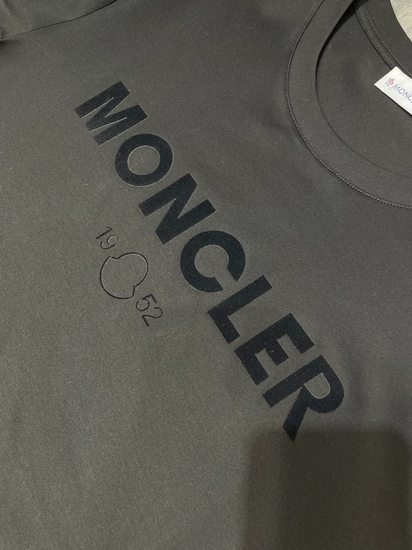 P290 moncler 🌟【Top original order】2025 spring and summer new letter flocked printed short-sleeved T-shirt; customized 80-count double-strand mercerized long-staple cotton fabric, comfortable, soft and delicate! The lower side of the row of letters on the chest is a flocking print design with a duck hollow design, and the cuffs are designed with a wool duck badge badge design, all three standards are complete!  size：s-xxxl