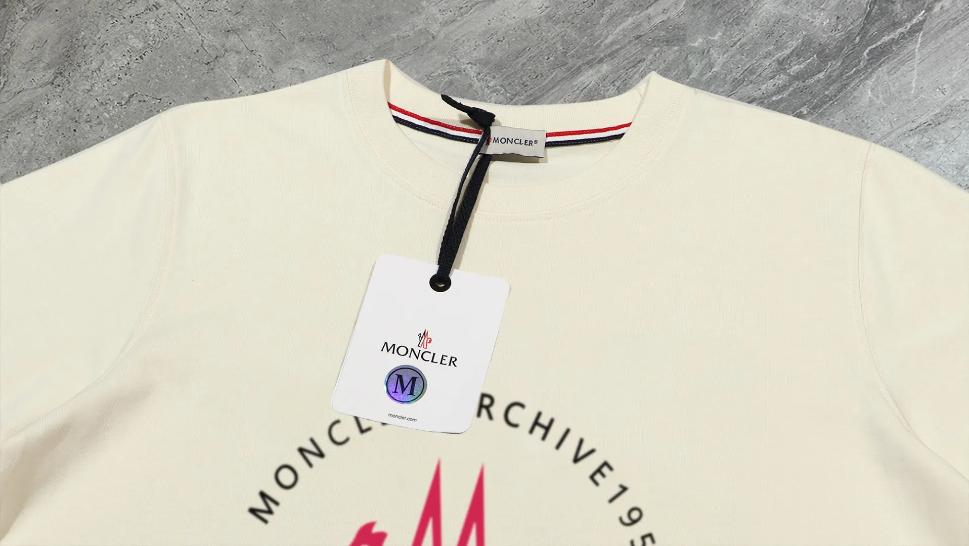 P210 High-version sweatshirt) [Long-term stock] 〖𝐌𝐎𝐍𝐂𝐋𝐄𝐑~Mask〗 Made of 440g heavy-weight fabric. It is different from the market currency. It can be matched with any variety and is properly handsome. 😎The whole dress is made of double waistcoats. The double waistcoats make the whole dress more three-dimensional. Not ordinary factories can do such fine work. 2025 Spring runway version of the T stage, on sale at the counter, round neck terry sweatshirt, high-end double-strand pure cotton, custom-made stretch ribs, dyed in the same vat, complete with three standards, matched with exquisite embroidered LOGO on the chest, simple and advanced, same style for men and women. Color: black, apricot, white, size: S M L XL 2XL