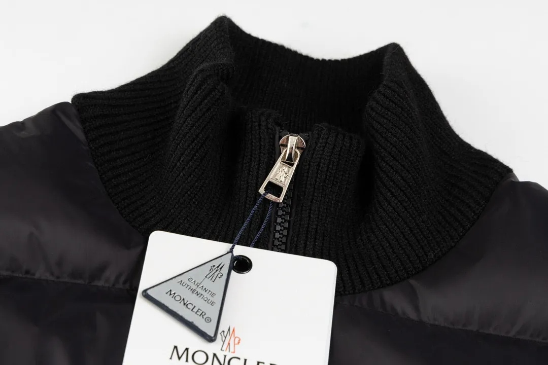 P420 MONCLER masked knitted down spliced ​​stand collar with unique side thread design! ! !  Selling point: down knitted splicing, the splicing is made of wool blended fabric!  Mengjia will release several types of sweaters and down at this time every year. In fact, the sweater and down at the Mjia counter are classic and evergreen styles. They are all basic styles. They can be worn alone or matched inside, as a sweater. The main promotion of this kind of counter is black, so most of them are black, with down in the front. Our studio has launched a gray series of products to let everyone experience different surprises. The color combination is particularly good! The face threads are also super nice! Very comfortable! The back and both sleeves are made of wool blended fabric. Color: Black Size: S-XL