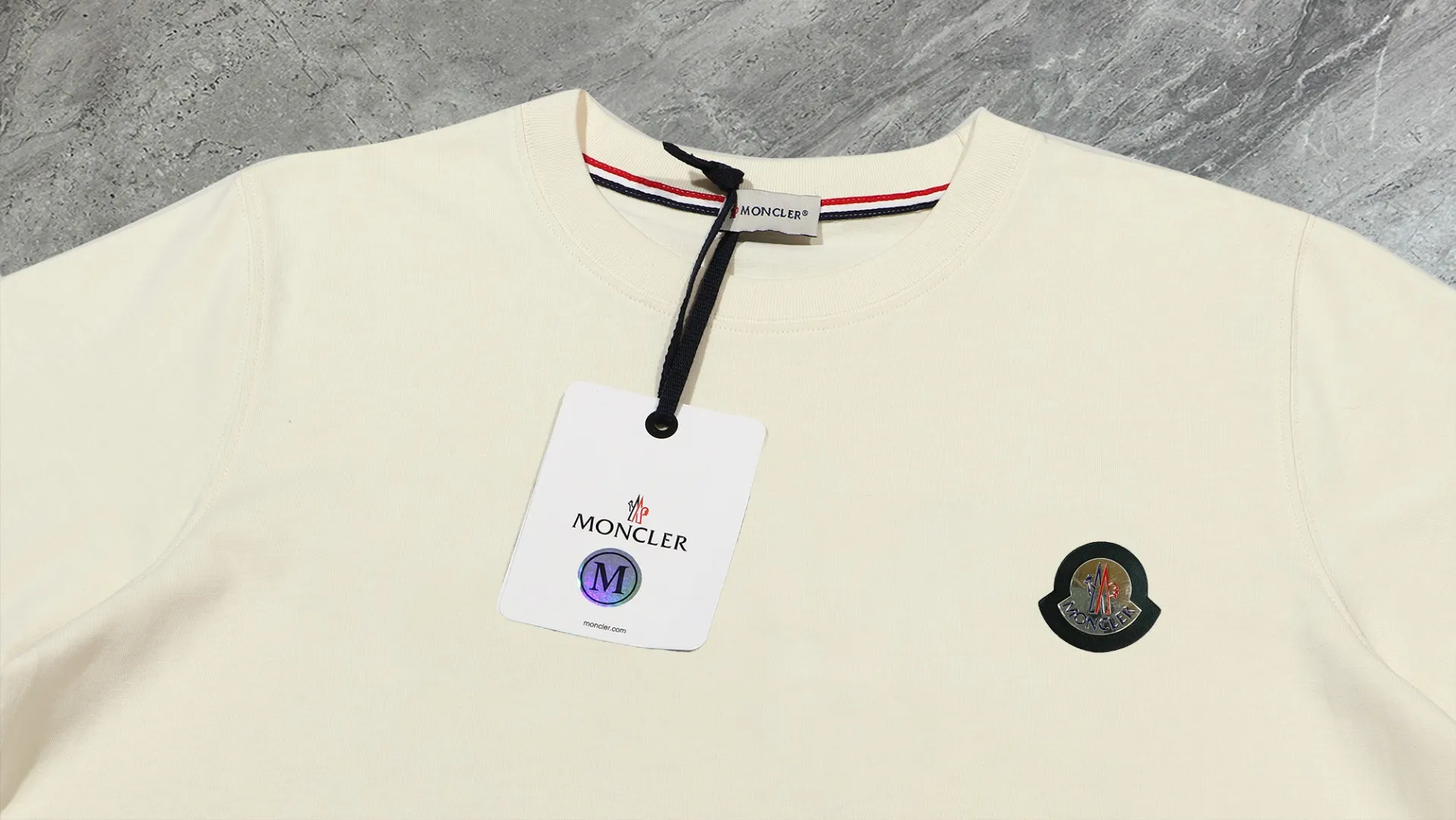P210 High-version sweatshirt) [Long-term stock] 〖𝐌𝐎𝐍𝐂𝐋𝐄𝐑~Mask〗 Made of 440g heavy-weight fabric. It is different from the market currency. It can be matched with any variety and is properly handsome. 😎The whole dress is made of double waistcoats. The double waistcoats make the whole dress more three-dimensional. Not ordinary factories can do such fine work. 2025 Spring runway version of the T stage, on sale at the counter, round neck terry sweatshirt, high-end double-strand pure cotton, custom-made stretch ribs, dyed in the same vat, complete with three standards, matched with exquisite embroidered LOGO on the chest, simple and advanced, same style for men and women. Color: black, apricot, white, size: S M L XL 2XL