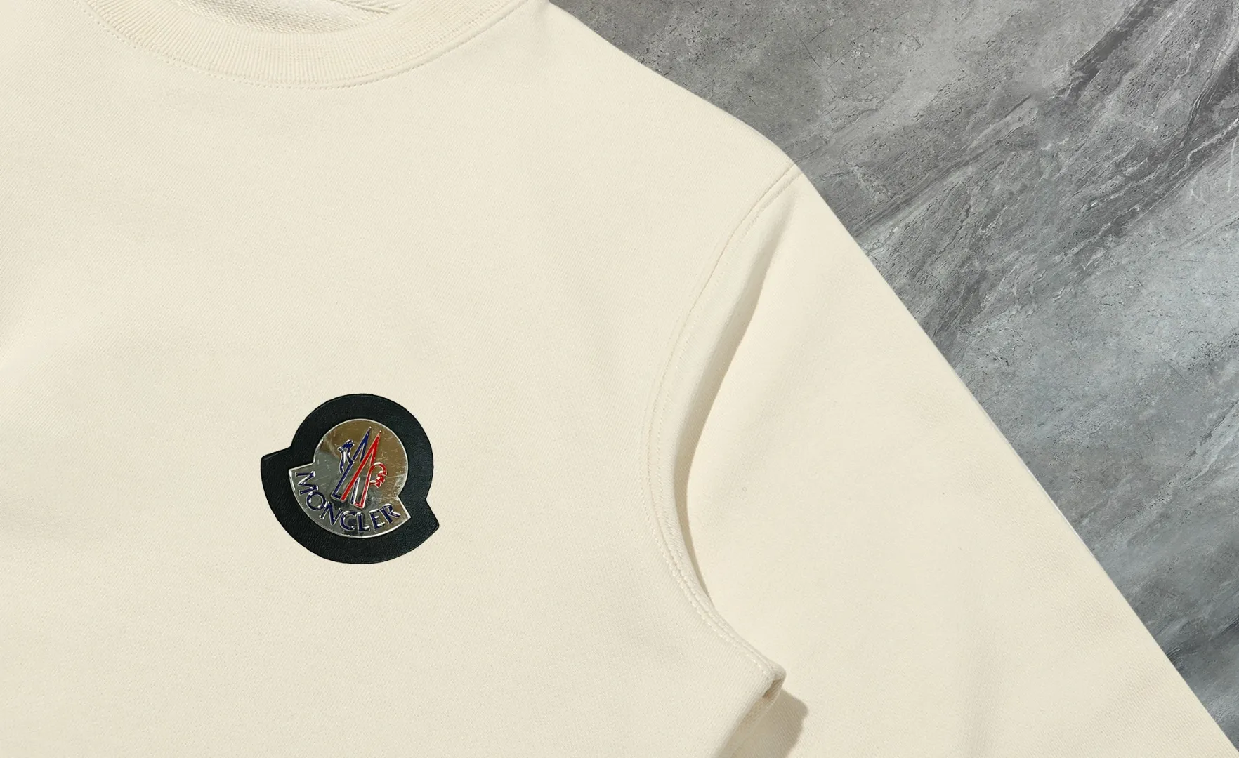 P210 High-version sweatshirt) [Long-term stock] 〖𝐌𝐎𝐍𝐂𝐋𝐄𝐑~Mask〗 Made of 440g heavy-weight fabric. It is different from the market currency. It can be matched with any variety and is properly handsome. 😎The whole dress is made of double waistcoats. The double waistcoats make the whole dress more three-dimensional. Not ordinary factories can do such fine work. 2025 Spring runway version of the T stage, on sale at the counter, round neck terry sweatshirt, high-end double-strand pure cotton, custom-made stretch ribs, dyed in the same vat, complete with three standards, matched with exquisite embroidered LOGO on the chest, simple and advanced, same style for men and women. Color: black, apricot, white, size: S M L XL 2XL