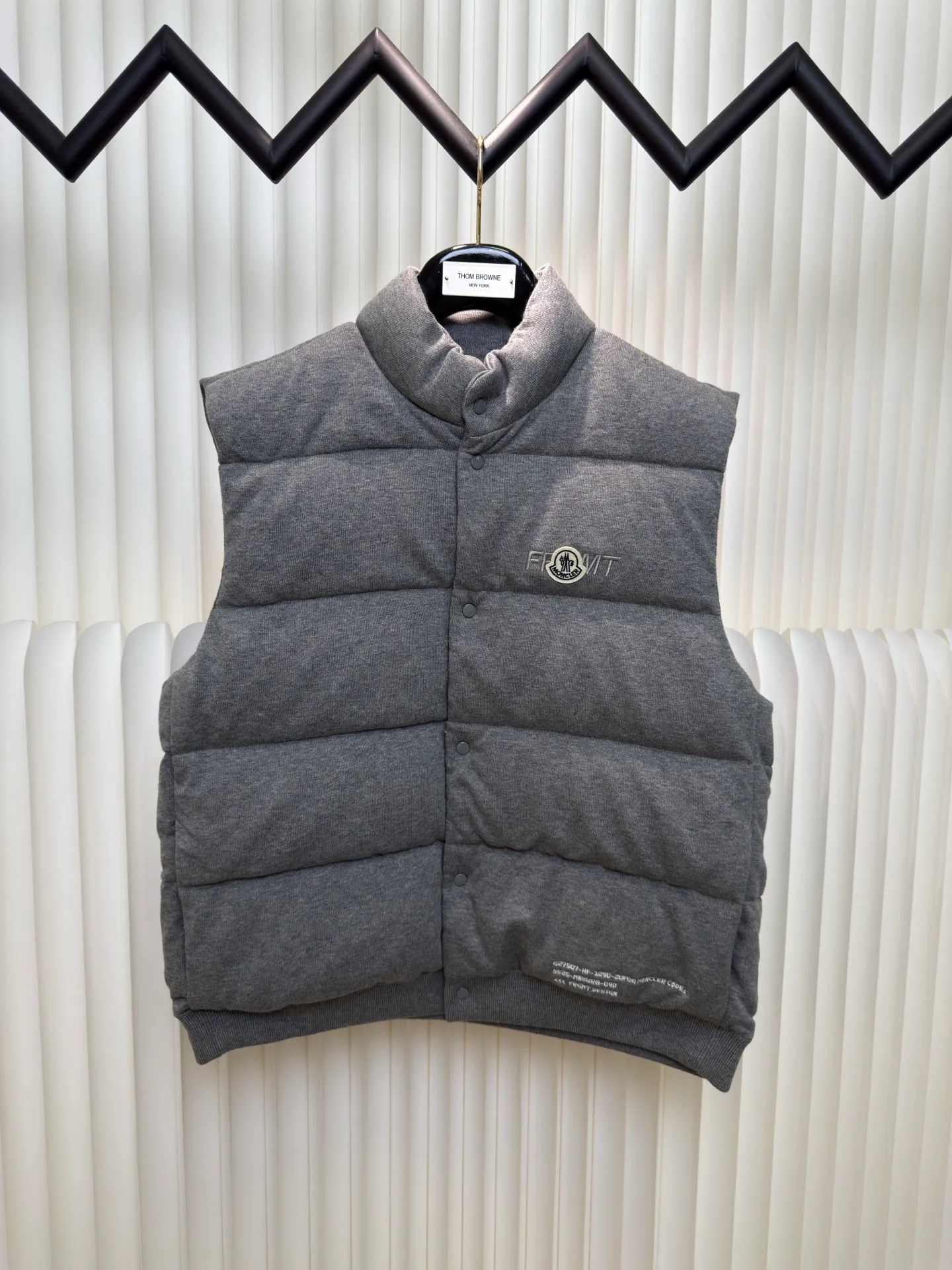 P780 MONCLER cotton embroidered down vest with mouth, 90 national standard high-quality white duck down: Selected high-fill down, with a fill power of 650fp, light and warm, excellent temperature locking performance, and good resilience. A lightweight knitted fabric made of 100% cotton fiber. The fiber characteristics are soft to the touch. The knitted structure gives the fabric a certain amount of elasticity in the horizontal and vertical directions. Even though it is a down vest, it can move freely without any sense of restraint. The air between the coils can circulate freely and has good breathability. It is not easy to accumulate moisture inside, improving the wearing experience. The high-density lining is woven with ultra-fine nylon denier, with a thickness of 0.08mm to avoid increasing the overall weight and making it smooth to wear. The high-density woven structure forms a wind resistance layer to protect the thermal efficiency of the thermal layer from loss. It can also withstand the expansion pressure of down and prevent deformation and damage after long-term use.  Through the high-precision calculation system of the computerized embroidery machine, the collaborative operation of the machine head, needle bar, and bobbin is controlled. The fabric frame moves accurately in the horizontal and vertical directions to form a stitch track. The upper and lower thread tensions are adjusted to ensure that the stitches are smooth and free of floating threads. The chest, lower front and lower back panels are decorated with three different letter embroideries. The finished product has clear patterns and no burrs on the edges. SizeS M L XL