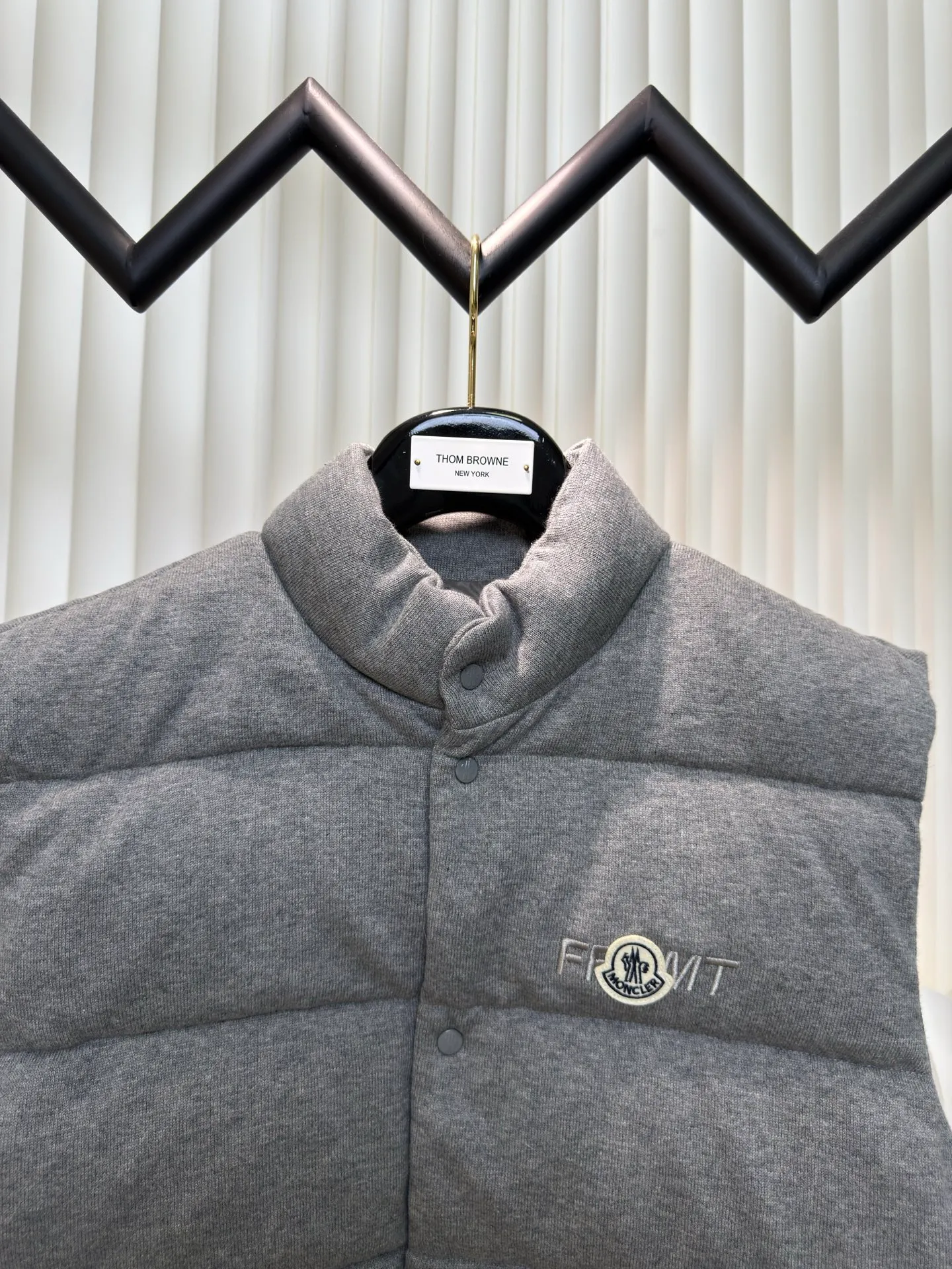 P780 MONCLER cotton embroidered down vest with mouth, 90 national standard high-quality white duck down: Selected high-fill down, with a fill power of 650fp, light and warm, excellent temperature locking performance, and good resilience. A lightweight knitted fabric made of 100% cotton fiber. The fiber characteristics are soft to the touch. The knitted structure gives the fabric a certain amount of elasticity in the horizontal and vertical directions. Even though it is a down vest, it can move freely without any sense of restraint. The air between the coils can circulate freely and has good breathability. It is not easy to accumulate moisture inside, improving the wearing experience. The high-density lining is woven with ultra-fine nylon denier, with a thickness of 0.08mm to avoid increasing the overall weight and making it smooth to wear. The high-density woven structure forms a wind resistance layer to protect the thermal efficiency of the thermal layer from loss. It can also withstand the expansion pressure of down and prevent deformation and damage after long-term use.  Through the high-precision calculation system of the computerized embroidery machine, the collaborative operation of the machine head, needle bar, and bobbin is controlled. The fabric frame moves accurately in the horizontal and vertical directions to form a stitch track. The upper and lower thread tensions are adjusted to ensure that the stitches are smooth and free of floating threads. The chest, lower front and lower back panels are decorated with three different letter embroideries. The finished product has clear patterns and no burrs on the edges. SizeS M L XL