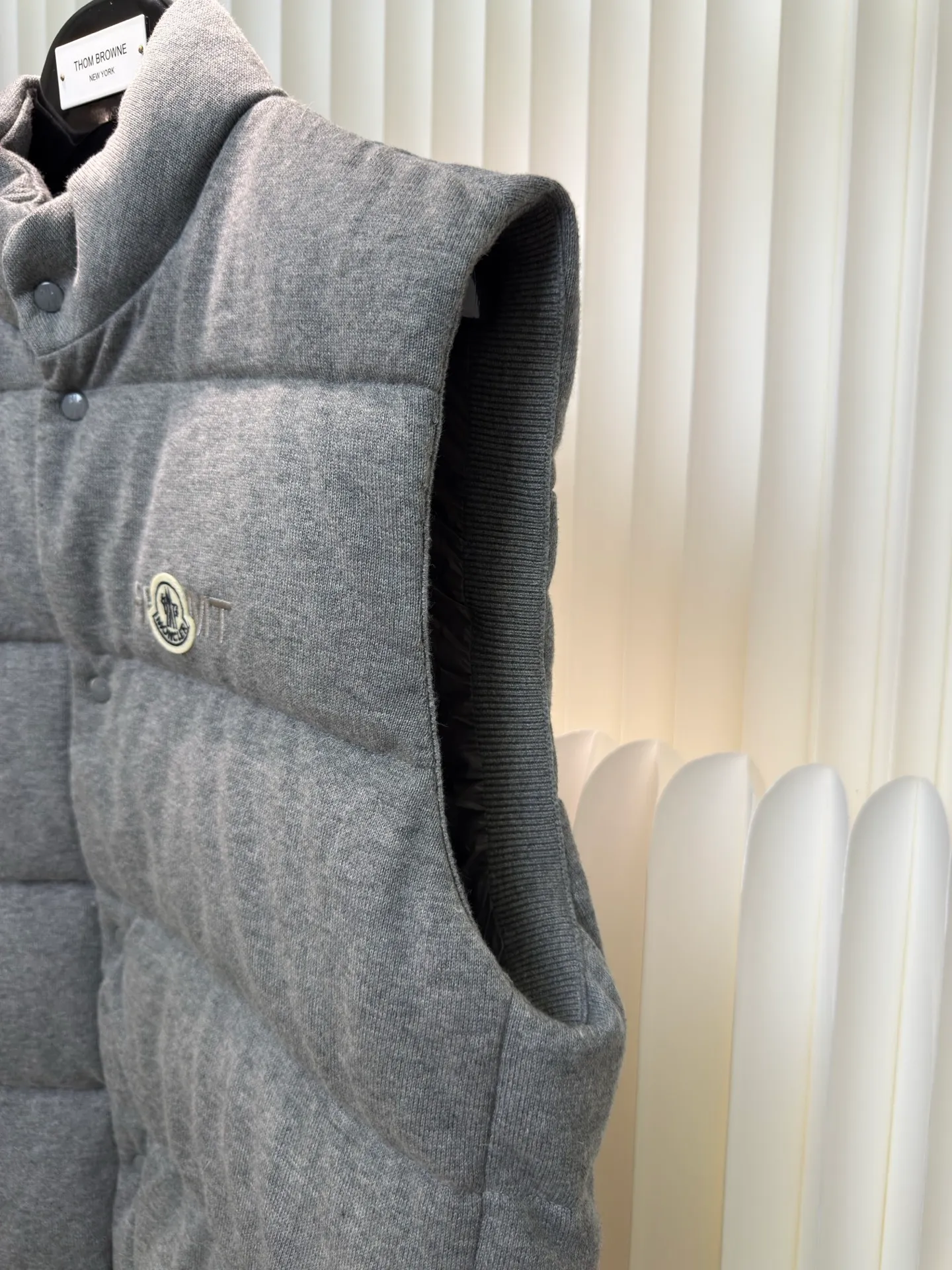 P780 MONCLER cotton embroidered down vest with mouth, 90 national standard high-quality white duck down: Selected high-fill down, with a fill power of 650fp, light and warm, excellent temperature locking performance, and good resilience. A lightweight knitted fabric made of 100% cotton fiber. The fiber characteristics are soft to the touch. The knitted structure gives the fabric a certain amount of elasticity in the horizontal and vertical directions. Even though it is a down vest, it can move freely without any sense of restraint. The air between the coils can circulate freely and has good breathability. It is not easy to accumulate moisture inside, improving the wearing experience. The high-density lining is woven with ultra-fine nylon denier, with a thickness of 0.08mm to avoid increasing the overall weight and making it smooth to wear. The high-density woven structure forms a wind resistance layer to protect the thermal efficiency of the thermal layer from loss. It can also withstand the expansion pressure of down and prevent deformation and damage after long-term use.  Through the high-precision calculation system of the computerized embroidery machine, the collaborative operation of the machine head, needle bar, and bobbin is controlled. The fabric frame moves accurately in the horizontal and vertical directions to form a stitch track. The upper and lower thread tensions are adjusted to ensure that the stitches are smooth and free of floating threads. The chest, lower front and lower back panels are decorated with three different letter embroideries. The finished product has clear patterns and no burrs on the edges. SizeS M L XL