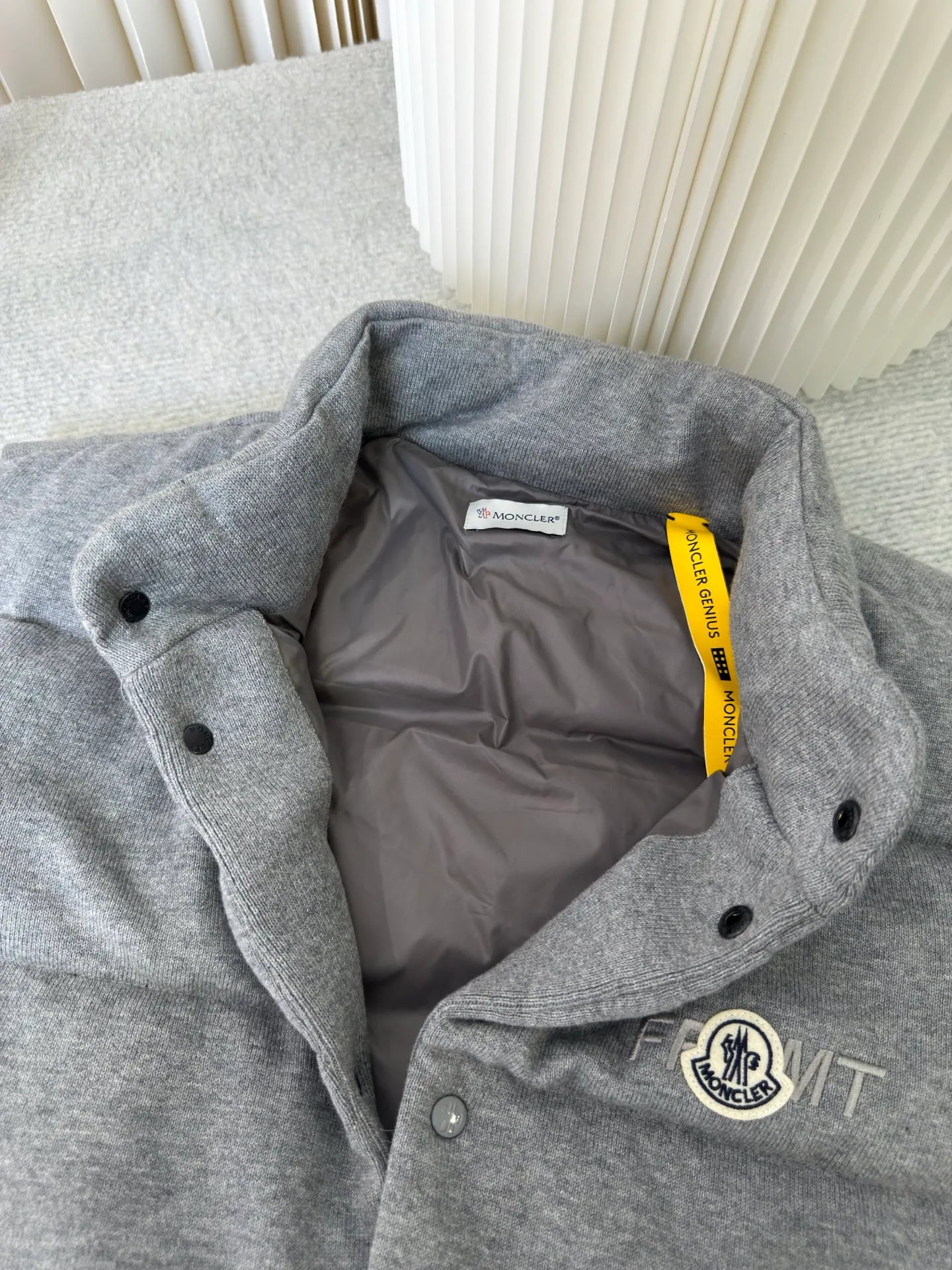 P780 MONCLER cotton embroidered down vest with mouth, 90 national standard high-quality white duck down: Selected high-fill down, with a fill power of 650fp, light and warm, excellent temperature locking performance, and good resilience. A lightweight knitted fabric made of 100% cotton fiber. The fiber characteristics are soft to the touch. The knitted structure gives the fabric a certain amount of elasticity in the horizontal and vertical directions. Even though it is a down vest, it can move freely without any sense of restraint. The air between the coils can circulate freely and has good breathability. It is not easy to accumulate moisture inside, improving the wearing experience. The high-density lining is woven with ultra-fine nylon denier, with a thickness of 0.08mm to avoid increasing the overall weight and making it smooth to wear. The high-density woven structure forms a wind resistance layer to protect the thermal efficiency of the thermal layer from loss. It can also withstand the expansion pressure of down and prevent deformation and damage after long-term use.  Through the high-precision calculation system of the computerized embroidery machine, the collaborative operation of the machine head, needle bar, and bobbin is controlled. The fabric frame moves accurately in the horizontal and vertical directions to form a stitch track. The upper and lower thread tensions are adjusted to ensure that the stitches are smooth and free of floating threads. The chest, lower front and lower back panels are decorated with three different letter embroideries. The finished product has clear patterns and no burrs on the edges. SizeS M L XL