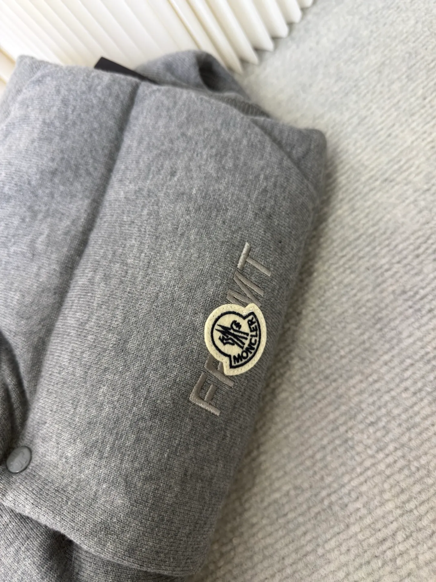 P780 MONCLER cotton embroidered down vest with mouth, 90 national standard high-quality white duck down: Selected high-fill down, with a fill power of 650fp, light and warm, excellent temperature locking performance, and good resilience. A lightweight knitted fabric made of 100% cotton fiber. The fiber characteristics are soft to the touch. The knitted structure gives the fabric a certain amount of elasticity in the horizontal and vertical directions. Even though it is a down vest, it can move freely without any sense of restraint. The air between the coils can circulate freely and has good breathability. It is not easy to accumulate moisture inside, improving the wearing experience. The high-density lining is woven with ultra-fine nylon denier, with a thickness of 0.08mm to avoid increasing the overall weight and making it smooth to wear. The high-density woven structure forms a wind resistance layer to protect the thermal efficiency of the thermal layer from loss. It can also withstand the expansion pressure of down and prevent deformation and damage after long-term use.  Through the high-precision calculation system of the computerized embroidery machine, the collaborative operation of the machine head, needle bar, and bobbin is controlled. The fabric frame moves accurately in the horizontal and vertical directions to form a stitch track. The upper and lower thread tensions are adjusted to ensure that the stitches are smooth and free of floating threads. The chest, lower front and lower back panels are decorated with three different letter embroideries. The finished product has clear patterns and no burrs on the edges. SizeS M L XL