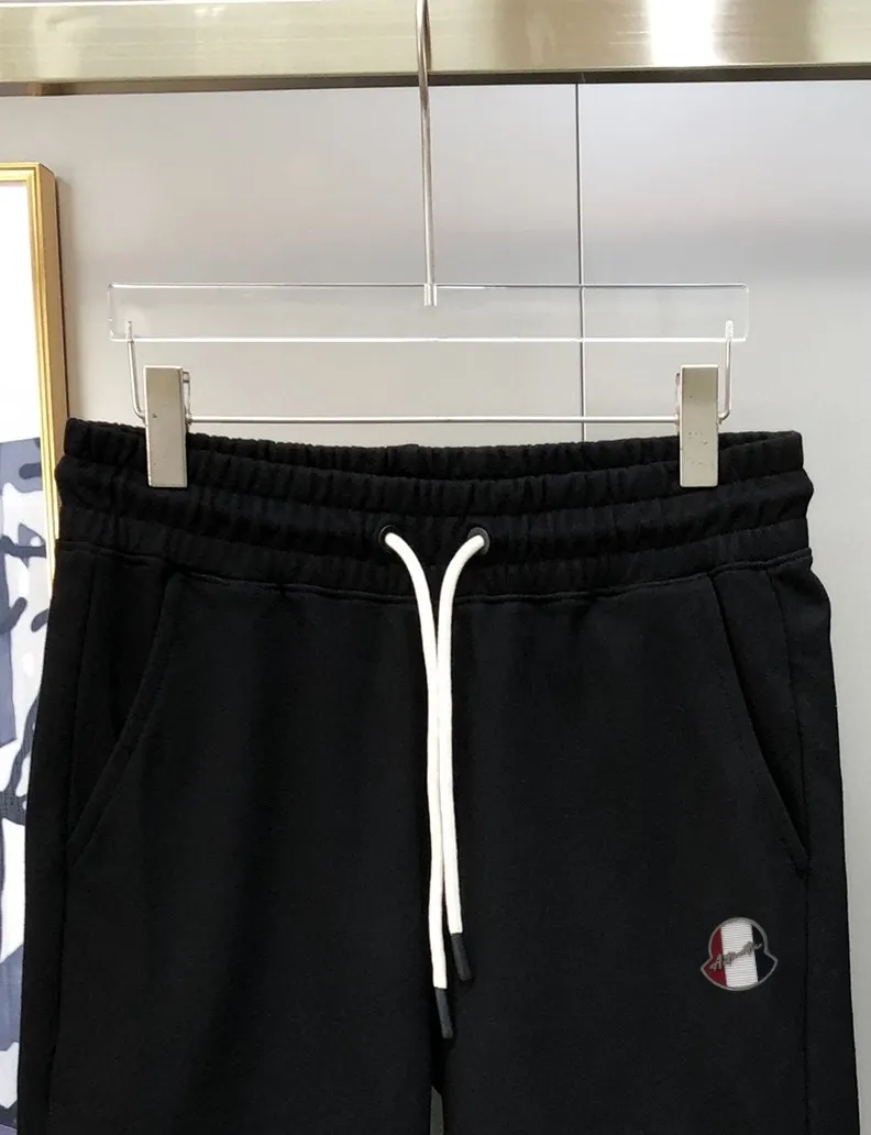 P230 Moncler SS new original men's casual shorts, the latest release on the official website of the counter ✨ High-end quality, simple, fashionable and elegant ✨ Classic logo LOGO design, customized original imported 100% cotton fabric, simple and elegant, versatile style, elegant and handsome upper body, brand new sense of sight! The details are all in place, no one is picky about the upper body, and you must pay for your own money. Size: S-XL (can wear up to 185 pounds, please state your height and weight when placing an order) Black Gray