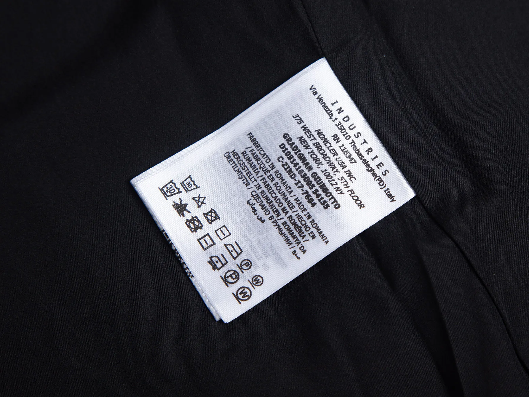 P520 ZP version) - Moncler's official website classic model is new. Letter jacquard hooded windbreaker jacket is the same for men and women - YB molded fabric details are the same. Full set of accessories customized to distinguish the market currency. Welcome to compare - Color black white - Code number 1 2 3 4 5
