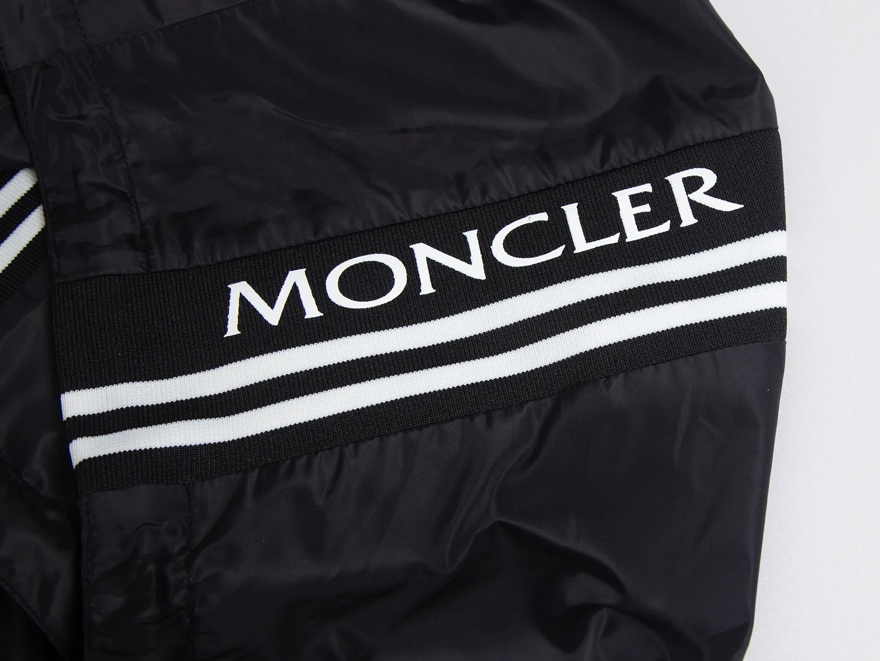 P520 ZP version) - Moncler's official website classic model is new. Letter jacquard hooded windbreaker jacket is the same for men and women - YB molded fabric details are the same. Full set of accessories customized to distinguish the market currency. Welcome to compare - Color black white - Code number 1 2 3 4 5