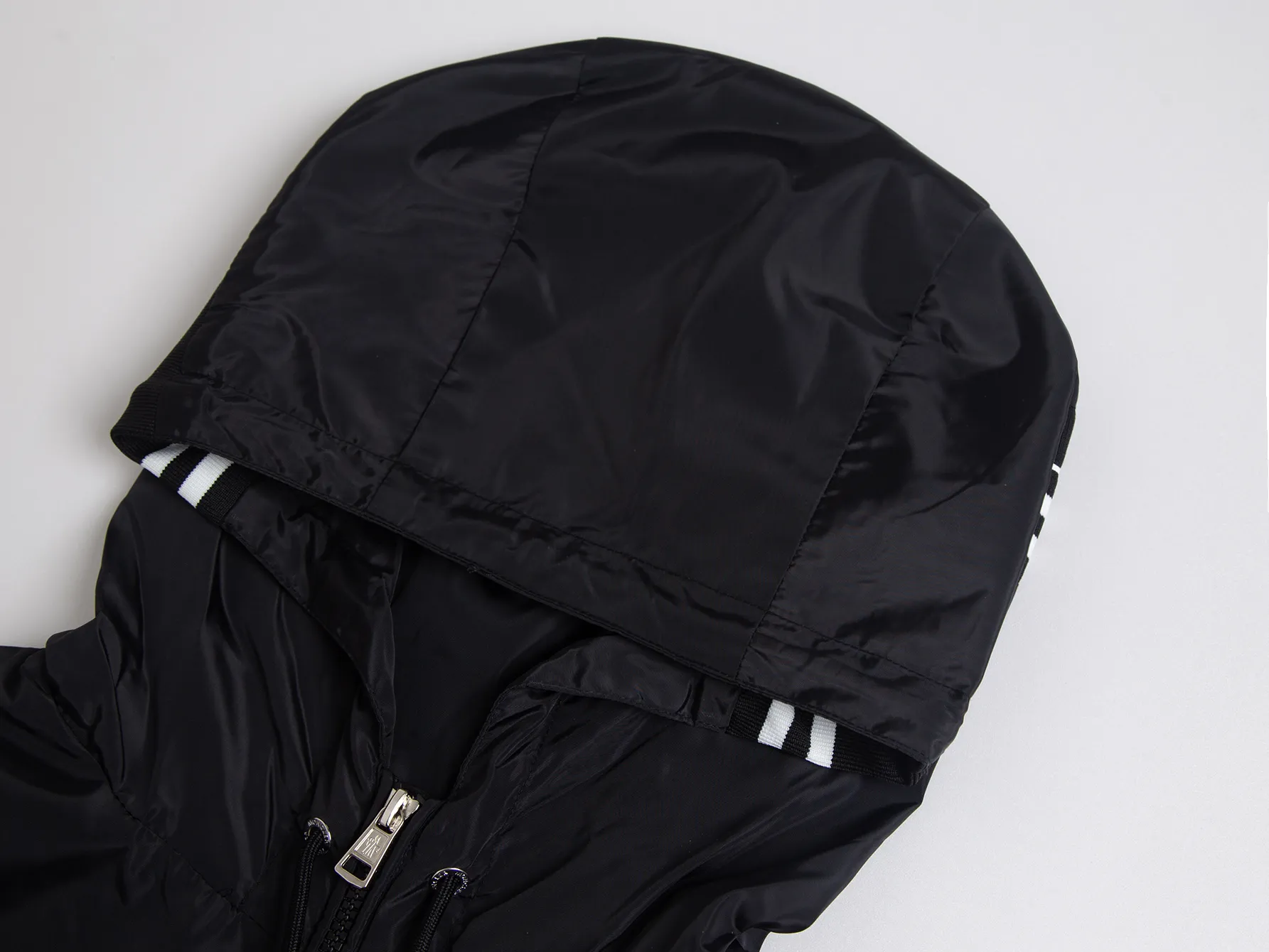 P520 ZP version) - Moncler's official website classic model is new. Letter jacquard hooded windbreaker jacket is the same for men and women - YB molded fabric details are the same. Full set of accessories customized to distinguish the market currency. Welcome to compare - Color black white - Code number 1 2 3 4 5