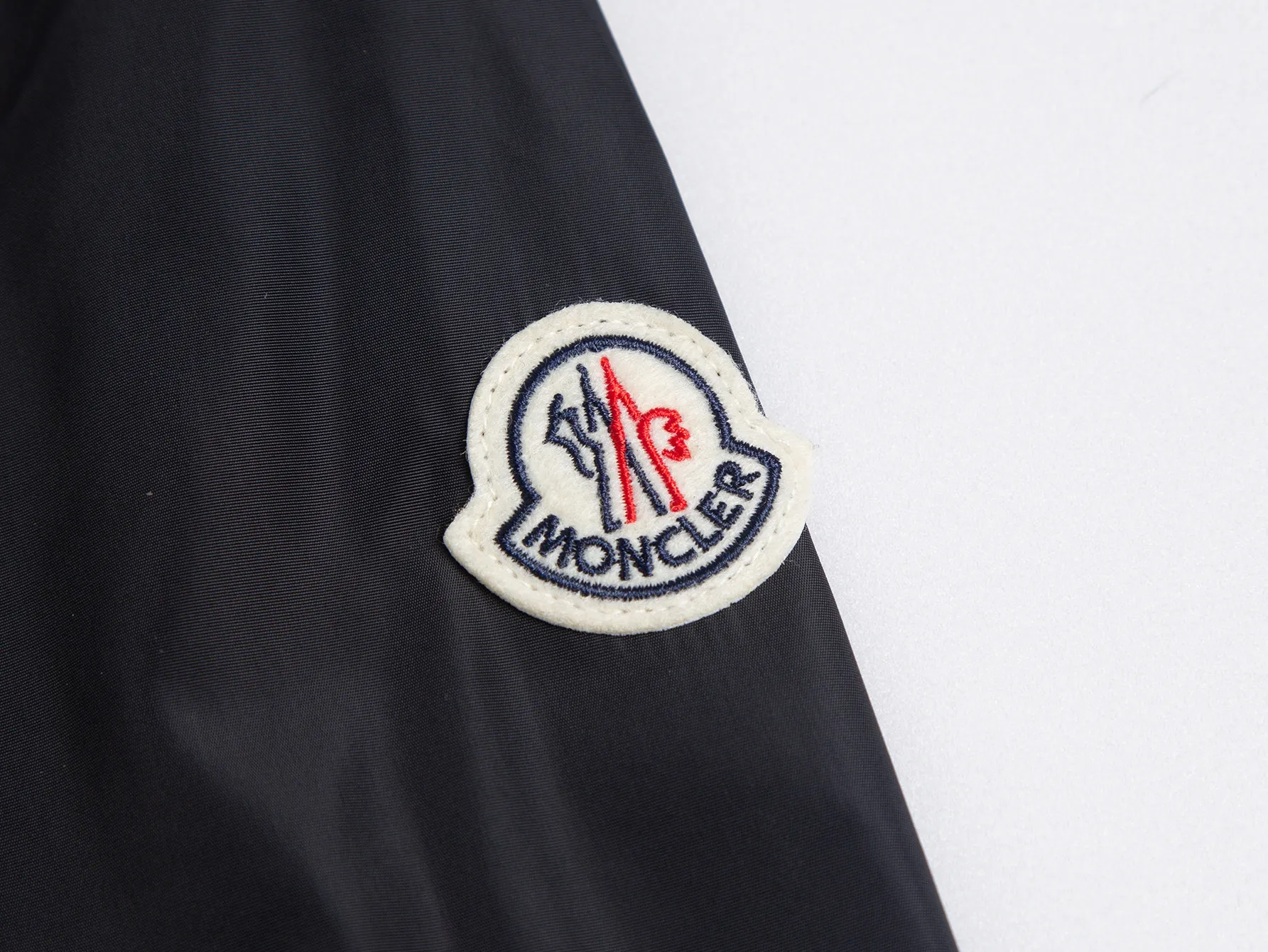 P520 ZP version) - Moncler's official website classic model is new. Letter jacquard hooded windbreaker jacket is the same for men and women - YB molded fabric details are the same. Full set of accessories customized to distinguish the market currency. Welcome to compare - Color black white - Code number 1 2 3 4 5