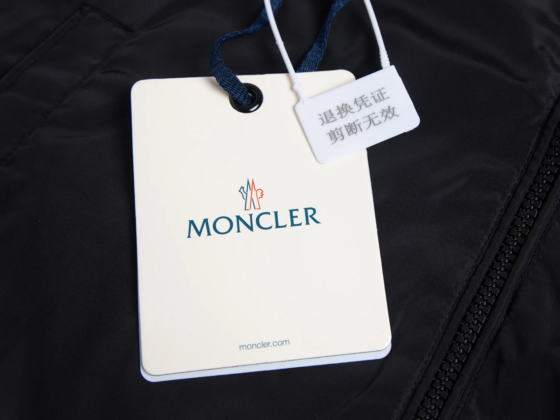 P520 ZP version) - Moncler's official website classic model is new. Letter jacquard hooded windbreaker jacket is the same for men and women - YB molded fabric details are the same. Full set of accessories customized to distinguish the market currency. Welcome to compare - Color black white - Code number 1 2 3 4 5