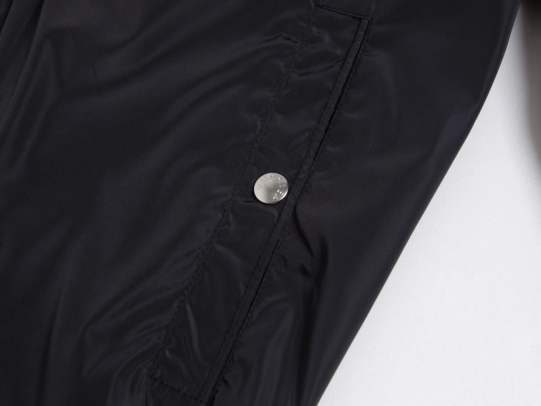 P520 ZP version) - Moncler's official website classic model is new. Letter jacquard hooded windbreaker jacket is the same for men and women - YB molded fabric details are the same. Full set of accessories customized to distinguish the market currency. Welcome to compare - Color black white - Code number 1 2 3 4 5