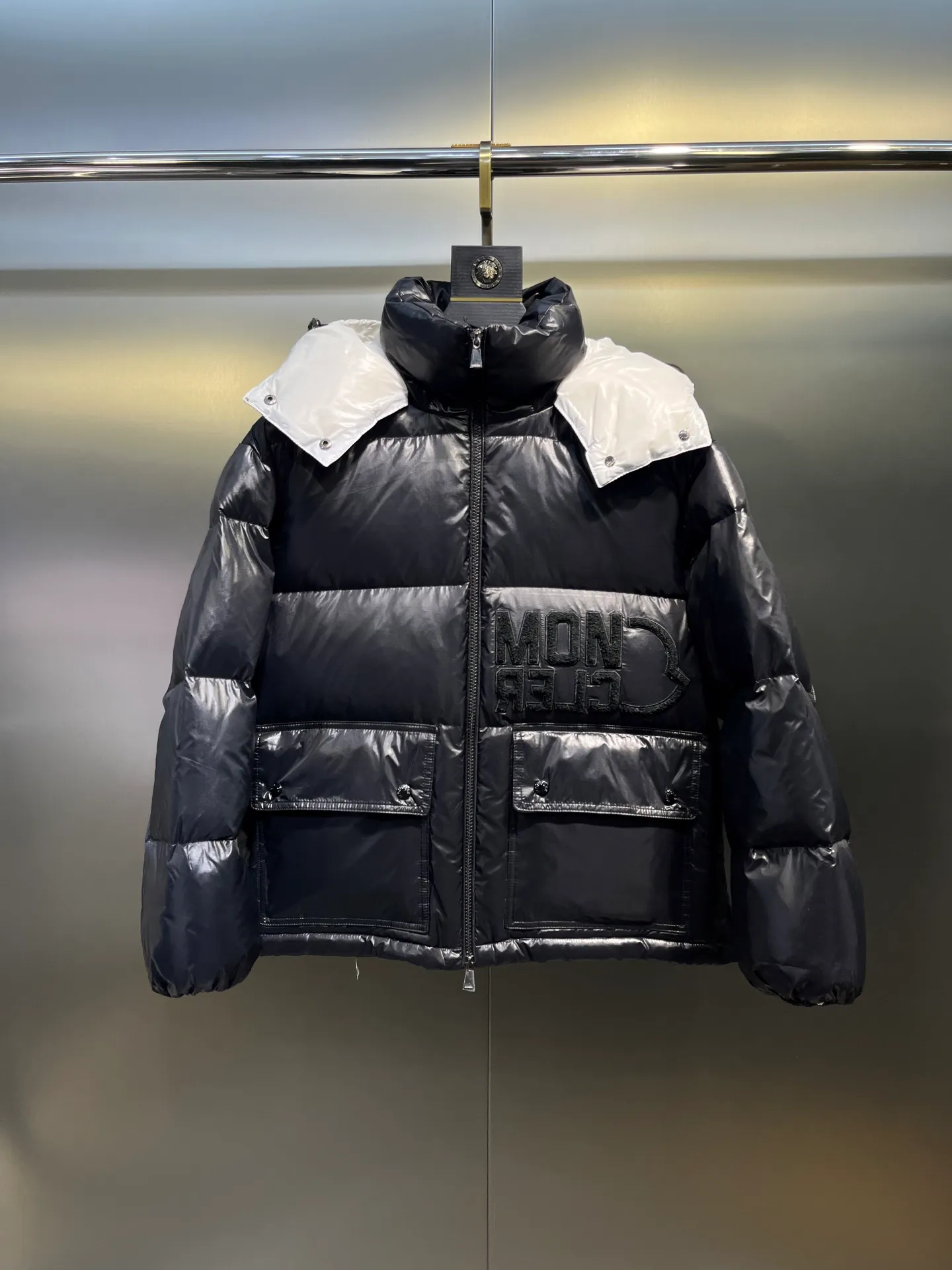P780 moncler 🌟Moncler FW25 Abbaye short down jacket The Abbaye short jacket is made of iconic patented nylon, highlighting the fashion essence of Moncler. Featuring rectangular quilting and a contrasting lining that refreshes the removable hood. Terry knit logo embroidery adds a unique touch, making the garment instantly recognizable. Material process analysis: 1️⃣Original Nfc inductive anti-counterfeiting chip 2️⃣National standard 95% European standard pure white goose down, exclusive use of top down on the market 3️⃣Fabric: 100% nylon; Lining: 100% nylon, one of the best on the market, everything is customized according to the original version. 4⃣️The electroplated hardware is produced by the original processing factory, all customized by the original factory, and is not a replica of various types on the market. 5⃣️Produced by a certain Lang factory, it has always been unambiguous in terms of quality. Everyone knows about the workmanship, QA and Qc quality inspection of the workers when shipping from large factories. It is not comparable to small factories in the market. Mouth-mounted down jackets, let’s not brag, there is almost no one that can do better than us! Make an original product with care, so that every customer has the confidence to introduce it to his customers: This is the top replica version in China. Good products do not need too many soft articles to set off, only junk products will boast: the original ZP uses thousands of words to impress consumers! Although it is an F product, it is not inferior to ZP!  Color: white pink, white black, black, khaki, pink Size: 0123