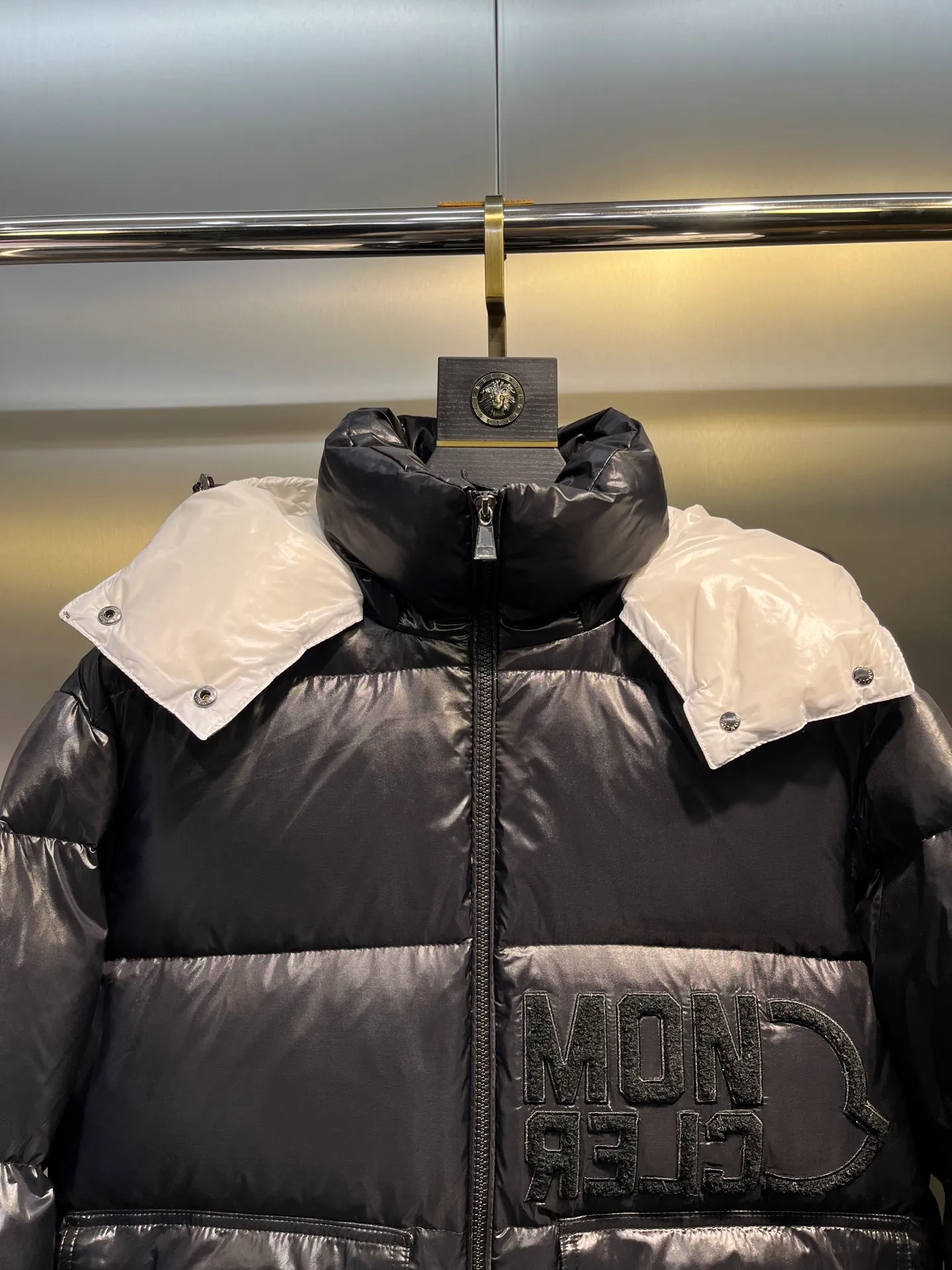 P780 moncler 🌟Moncler FW25 Abbaye short down jacket The Abbaye short jacket is made of iconic patented nylon, highlighting the fashion essence of Moncler. Featuring rectangular quilting and a contrasting lining that refreshes the removable hood. Terry knit logo embroidery adds a unique touch, making the garment instantly recognizable. Material process analysis: 1️⃣Original Nfc inductive anti-counterfeiting chip 2️⃣National standard 95% European standard pure white goose down, exclusive use of top down on the market 3️⃣Fabric: 100% nylon; Lining: 100% nylon, one of the best on the market, everything is customized according to the original version. 4⃣️The electroplated hardware is produced by the original processing factory, all customized by the original factory, and is not a replica of various types on the market. 5⃣️Produced by a certain Lang factory, it has always been unambiguous in terms of quality. Everyone knows about the workmanship, QA and Qc quality inspection of the workers when shipping from large factories. It is not comparable to small factories in the market. Mouth-mounted down jackets, let’s not brag, there is almost no one that can do better than us! Make an original product with care, so that every customer has the confidence to introduce it to his customers: This is the top replica version in China. Good products do not need too many soft articles to set off, only junk products will boast: the original ZP uses thousands of words to impress consumers! Although it is an F product, it is not inferior to ZP!  Color: white pink, white black, black, khaki, pink Size: 0123