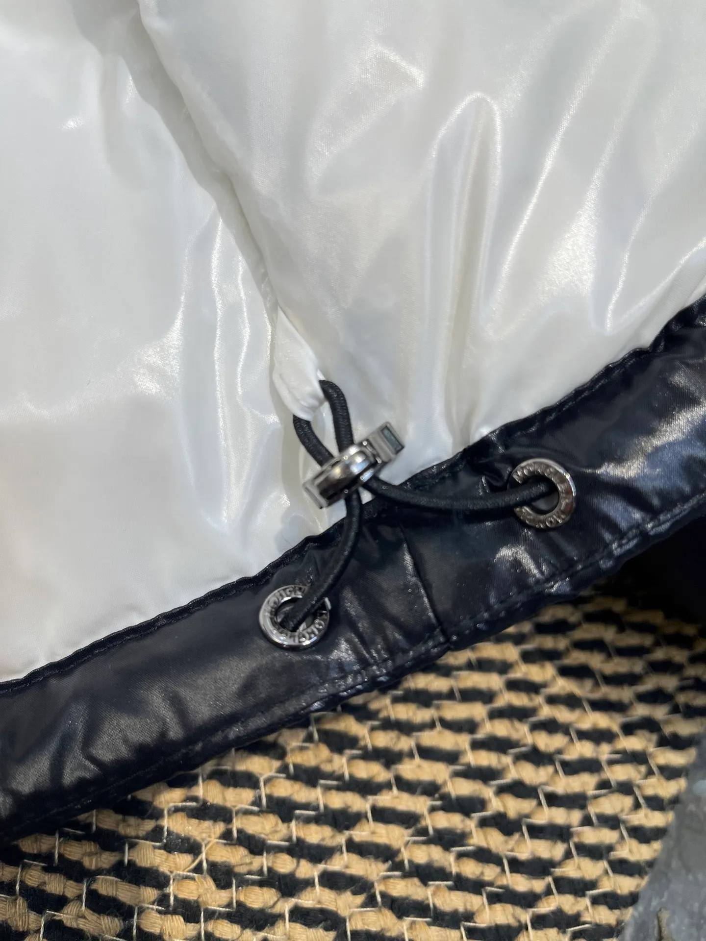 P780 moncler 🌟Moncler FW25 Abbaye short down jacket The Abbaye short jacket is made of iconic patented nylon, highlighting the fashion essence of Moncler. Featuring rectangular quilting and a contrasting lining that refreshes the removable hood. Terry knit logo embroidery adds a unique touch, making the garment instantly recognizable. Material process analysis: 1️⃣Original Nfc inductive anti-counterfeiting chip 2️⃣National standard 95% European standard pure white goose down, exclusive use of top down on the market 3️⃣Fabric: 100% nylon; Lining: 100% nylon, one of the best on the market, everything is customized according to the original version. 4⃣️The electroplated hardware is produced by the original processing factory, all customized by the original factory, and is not a replica of various types on the market. 5⃣️Produced by a certain Lang factory, it has always been unambiguous in terms of quality. Everyone knows about the workmanship, QA and Qc quality inspection of the workers when shipping from large factories. It is not comparable to small factories in the market. Mouth-mounted down jackets, let’s not brag, there is almost no one that can do better than us! Make an original product with care, so that every customer has the confidence to introduce it to his customers: This is the top replica version in China. Good products do not need too many soft articles to set off, only junk products will boast: the original ZP uses thousands of words to impress consumers! Although it is an F product, it is not inferior to ZP!  Color: white pink, white black, black, khaki, pink Size: 0123