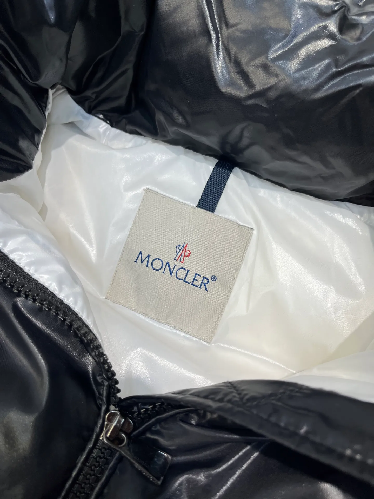 P780 moncler 🌟Moncler FW25 Abbaye short down jacket The Abbaye short jacket is made of iconic patented nylon, highlighting the fashion essence of Moncler. Featuring rectangular quilting and a contrasting lining that refreshes the removable hood. Terry knit logo embroidery adds a unique touch, making the garment instantly recognizable. Material process analysis: 1️⃣Original Nfc inductive anti-counterfeiting chip 2️⃣National standard 95% European standard pure white goose down, exclusive use of top down on the market 3️⃣Fabric: 100% nylon; Lining: 100% nylon, one of the best on the market, everything is customized according to the original version. 4⃣️The electroplated hardware is produced by the original processing factory, all customized by the original factory, and is not a replica of various types on the market. 5⃣️Produced by a certain Lang factory, it has always been unambiguous in terms of quality. Everyone knows about the workmanship, QA and Qc quality inspection of the workers when shipping from large factories. It is not comparable to small factories in the market. Mouth-mounted down jackets, let’s not brag, there is almost no one that can do better than us! Make an original product with care, so that every customer has the confidence to introduce it to his customers: This is the top replica version in China. Good products do not need too many soft articles to set off, only junk products will boast: the original ZP uses thousands of words to impress consumers! Although it is an F product, it is not inferior to ZP!  Color: white pink, white black, black, khaki, pink Size: 0123