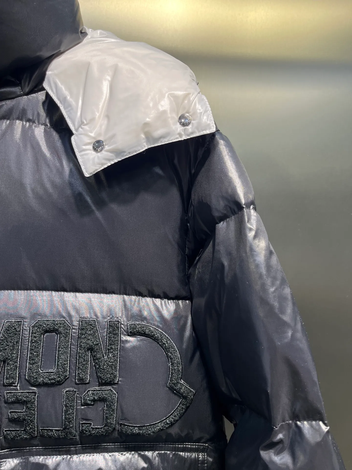 P780 moncler 🌟Moncler FW25 Abbaye short down jacket The Abbaye short jacket is made of iconic patented nylon, highlighting the fashion essence of Moncler. Featuring rectangular quilting and a contrasting lining that refreshes the removable hood. Terry knit logo embroidery adds a unique touch, making the garment instantly recognizable. Material process analysis: 1️⃣Original Nfc inductive anti-counterfeiting chip 2️⃣National standard 95% European standard pure white goose down, exclusive use of top down on the market 3️⃣Fabric: 100% nylon; Lining: 100% nylon, one of the best on the market, everything is customized according to the original version. 4⃣️The electroplated hardware is produced by the original processing factory, all customized by the original factory, and is not a replica of various types on the market. 5⃣️Produced by a certain Lang factory, it has always been unambiguous in terms of quality. Everyone knows about the workmanship, QA and Qc quality inspection of the workers when shipping from large factories. It is not comparable to small factories in the market. Mouth-mounted down jackets, let’s not brag, there is almost no one that can do better than us! Make an original product with care, so that every customer has the confidence to introduce it to his customers: This is the top replica version in China. Good products do not need too many soft articles to set off, only junk products will boast: the original ZP uses thousands of words to impress consumers! Although it is an F product, it is not inferior to ZP!  Color: white pink, white black, black, khaki, pink Size: 0123