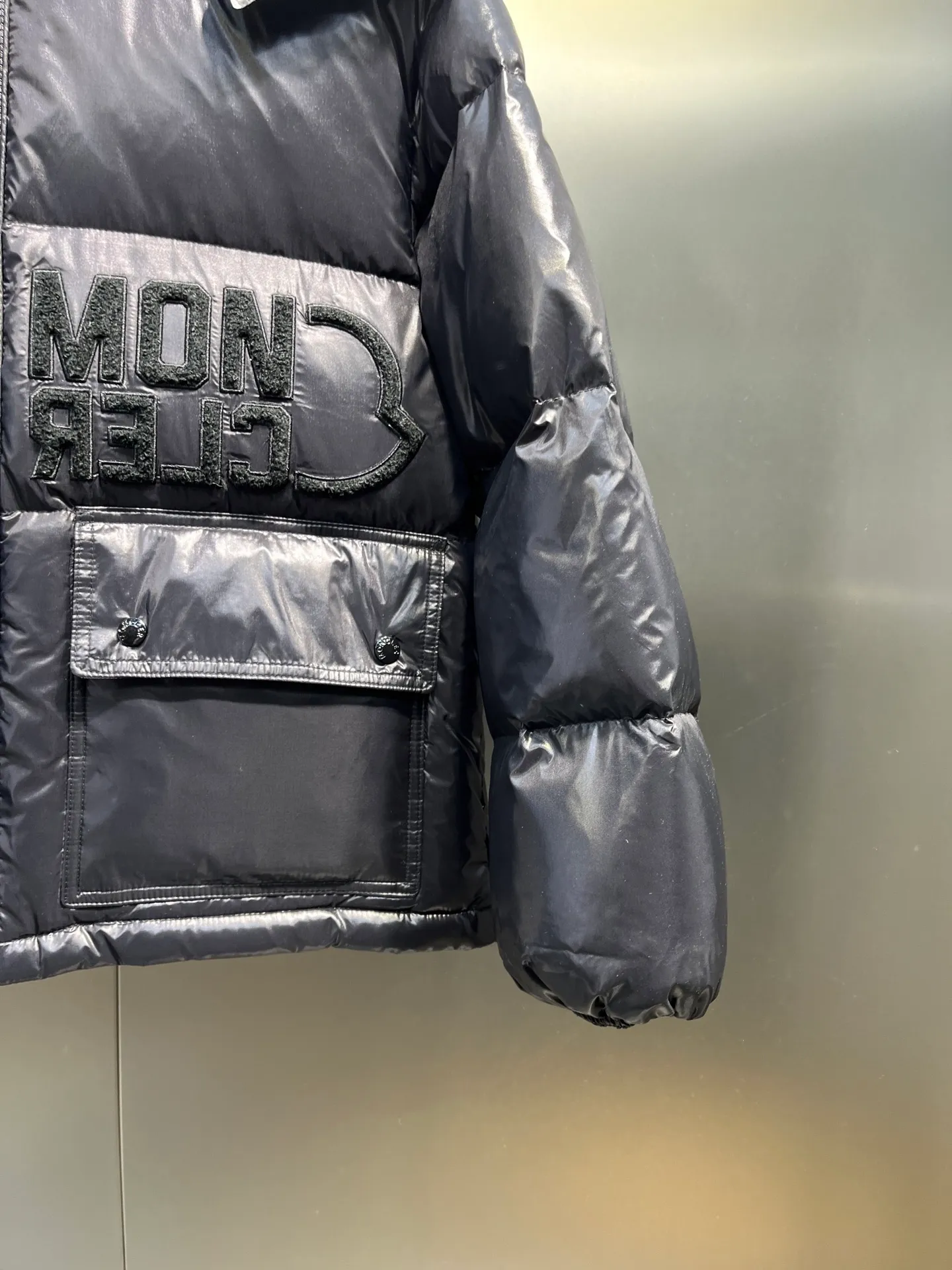 P780 moncler 🌟Moncler FW25 Abbaye short down jacket The Abbaye short jacket is made of iconic patented nylon, highlighting the fashion essence of Moncler. Featuring rectangular quilting and a contrasting lining that refreshes the removable hood. Terry knit logo embroidery adds a unique touch, making the garment instantly recognizable. Material process analysis: 1️⃣Original Nfc inductive anti-counterfeiting chip 2️⃣National standard 95% European standard pure white goose down, exclusive use of top down on the market 3️⃣Fabric: 100% nylon; Lining: 100% nylon, one of the best on the market, everything is customized according to the original version. 4⃣️The electroplated hardware is produced by the original processing factory, all customized by the original factory, and is not a replica of various types on the market. 5⃣️Produced by a certain Lang factory, it has always been unambiguous in terms of quality. Everyone knows about the workmanship, QA and Qc quality inspection of the workers when shipping from large factories. It is not comparable to small factories in the market. Mouth-mounted down jackets, let’s not brag, there is almost no one that can do better than us! Make an original product with care, so that every customer has the confidence to introduce it to his customers: This is the top replica version in China. Good products do not need too many soft articles to set off, only junk products will boast: the original ZP uses thousands of words to impress consumers! Although it is an F product, it is not inferior to ZP!  Color: white pink, white black, black, khaki, pink Size: 0123