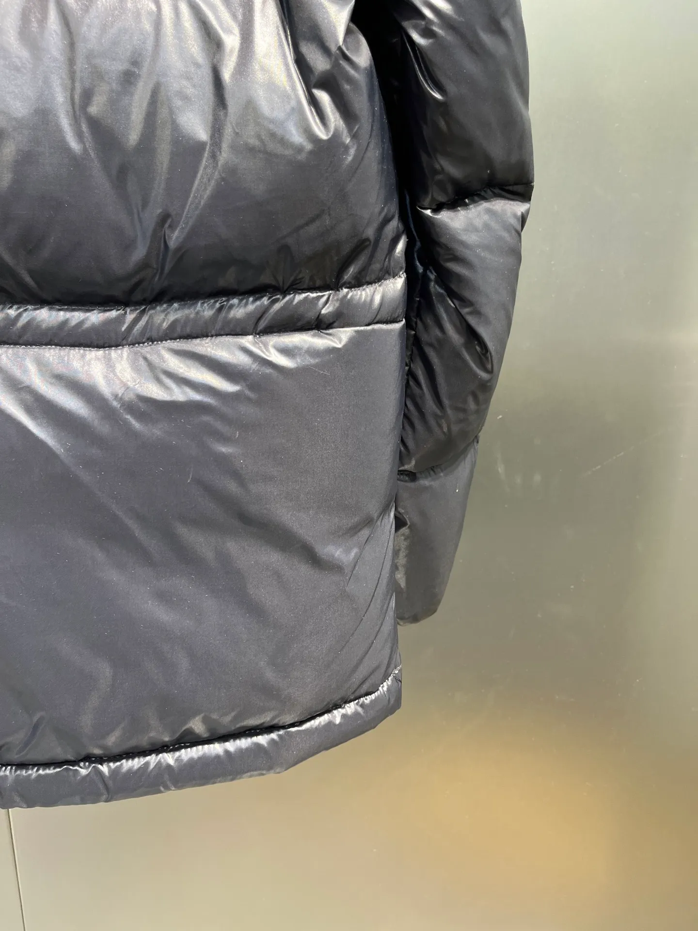 P780 moncler 🌟Moncler FW25 Abbaye short down jacket The Abbaye short jacket is made of iconic patented nylon, highlighting the fashion essence of Moncler. Featuring rectangular quilting and a contrasting lining that refreshes the removable hood. Terry knit logo embroidery adds a unique touch, making the garment instantly recognizable. Material process analysis: 1️⃣Original Nfc inductive anti-counterfeiting chip 2️⃣National standard 95% European standard pure white goose down, exclusive use of top down on the market 3️⃣Fabric: 100% nylon; Lining: 100% nylon, one of the best on the market, everything is customized according to the original version. 4⃣️The electroplated hardware is produced by the original processing factory, all customized by the original factory, and is not a replica of various types on the market. 5⃣️Produced by a certain Lang factory, it has always been unambiguous in terms of quality. Everyone knows about the workmanship, QA and Qc quality inspection of the workers when shipping from large factories. It is not comparable to small factories in the market. Mouth-mounted down jackets, let’s not brag, there is almost no one that can do better than us! Make an original product with care, so that every customer has the confidence to introduce it to his customers: This is the top replica version in China. Good products do not need too many soft articles to set off, only junk products will boast: the original ZP uses thousands of words to impress consumers! Although it is an F product, it is not inferior to ZP!  Color: white pink, white black, black, khaki, pink Size: 0123