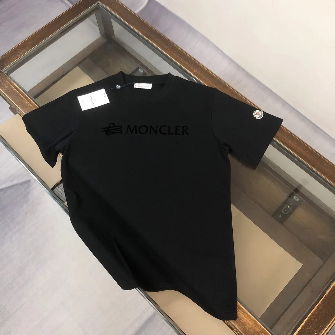P160 MONCLER 2025 new summer short-sleeved T-shirt 😍 The MONCLER brand has won the love of consumers with its exquisite craftsmanship and unique design. This new summer T-shirt shows the brand's personality with its three-dimensional letter flocking design. Customized fabrics make it more comfortable and breathable to wear, and the loose fit design is suitable for various body types, allowing you to feel cool and comfortable in the hot summer. This T-shirt is not only fashionable and beautiful, but also highly practical. It is an indispensable item in the summer wardrobe. Color: Black White Size: S M L XL (loose fit, please state your height and weight when placing an order)