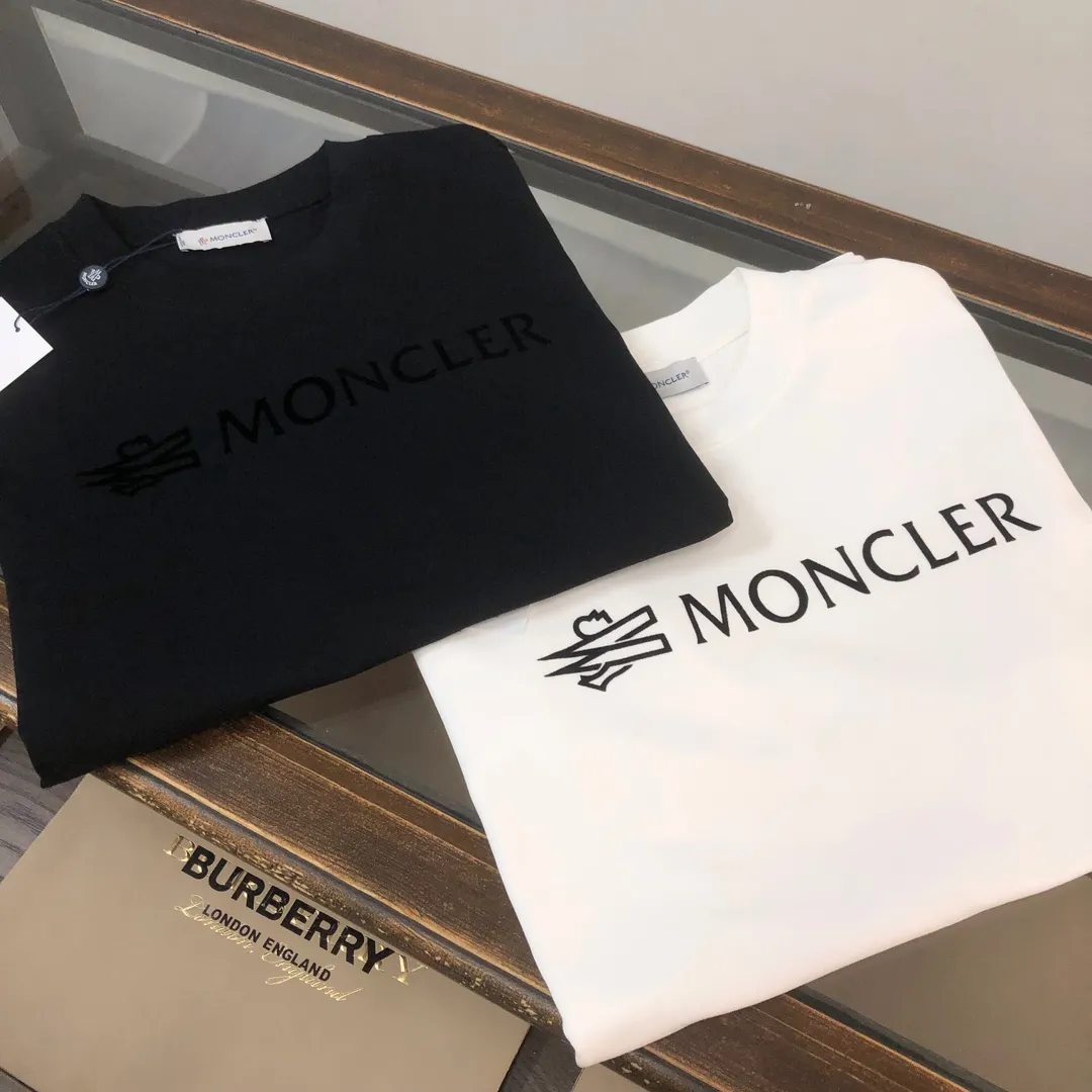 P160 MONCLER 2025 new summer short-sleeved T-shirt 😍 The MONCLER brand has won the love of consumers with its exquisite craftsmanship and unique design. This new summer T-shirt shows the brand's personality with its three-dimensional letter flocking design. Customized fabrics make it more comfortable and breathable to wear, and the loose fit design is suitable for various body types, allowing you to feel cool and comfortable in the hot summer. This T-shirt is not only fashionable and beautiful, but also highly practical. It is an indispensable item in the summer wardrobe. Color: Black White Size: S M L XL (loose fit, please state your height and weight when placing an order)