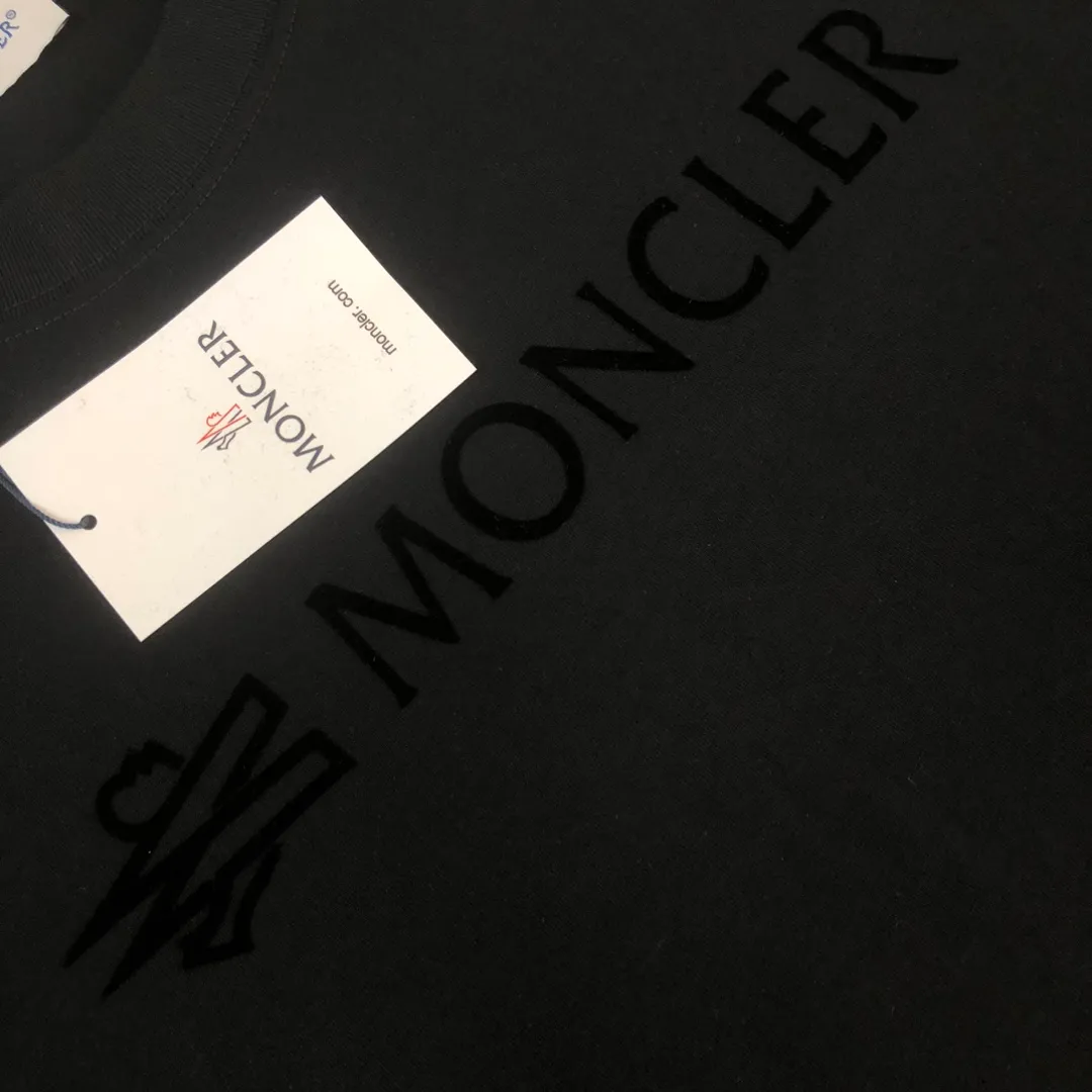 P160 MONCLER 2025 new summer short-sleeved T-shirt 😍 The MONCLER brand has won the love of consumers with its exquisite craftsmanship and unique design. This new summer T-shirt shows the brand's personality with its three-dimensional letter flocking design. Customized fabrics make it more comfortable and breathable to wear, and the loose fit design is suitable for various body types, allowing you to feel cool and comfortable in the hot summer. This T-shirt is not only fashionable and beautiful, but also highly practical. It is an indispensable item in the summer wardrobe. Color: Black White Size: S M L XL (loose fit, please state your height and weight when placing an order)