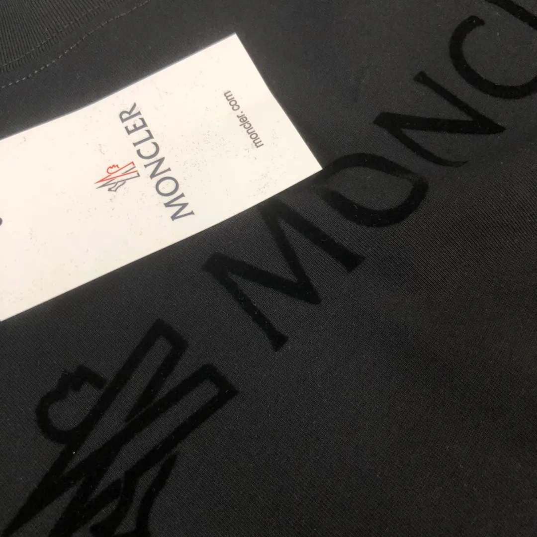 P160 MONCLER 2025 new summer short-sleeved T-shirt 😍 The MONCLER brand has won the love of consumers with its exquisite craftsmanship and unique design. This new summer T-shirt shows the brand's personality with its three-dimensional letter flocking design. Customized fabrics make it more comfortable and breathable to wear, and the loose fit design is suitable for various body types, allowing you to feel cool and comfortable in the hot summer. This T-shirt is not only fashionable and beautiful, but also highly practical. It is an indispensable item in the summer wardrobe. Color: Black White Size: S M L XL (loose fit, please state your height and weight when placing an order)