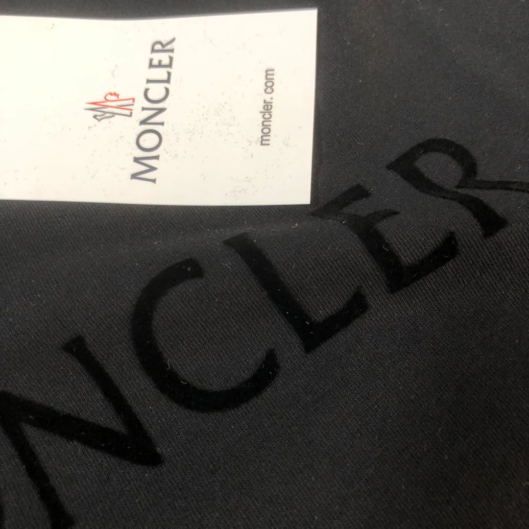 P160 MONCLER 2025 new summer short-sleeved T-shirt 😍 The MONCLER brand has won the love of consumers with its exquisite craftsmanship and unique design. This new summer T-shirt shows the brand's personality with its three-dimensional letter flocking design. Customized fabrics make it more comfortable and breathable to wear, and the loose fit design is suitable for various body types, allowing you to feel cool and comfortable in the hot summer. This T-shirt is not only fashionable and beautiful, but also highly practical. It is an indispensable item in the summer wardrobe. Color: Black White Size: S M L XL (loose fit, please state your height and weight when placing an order)