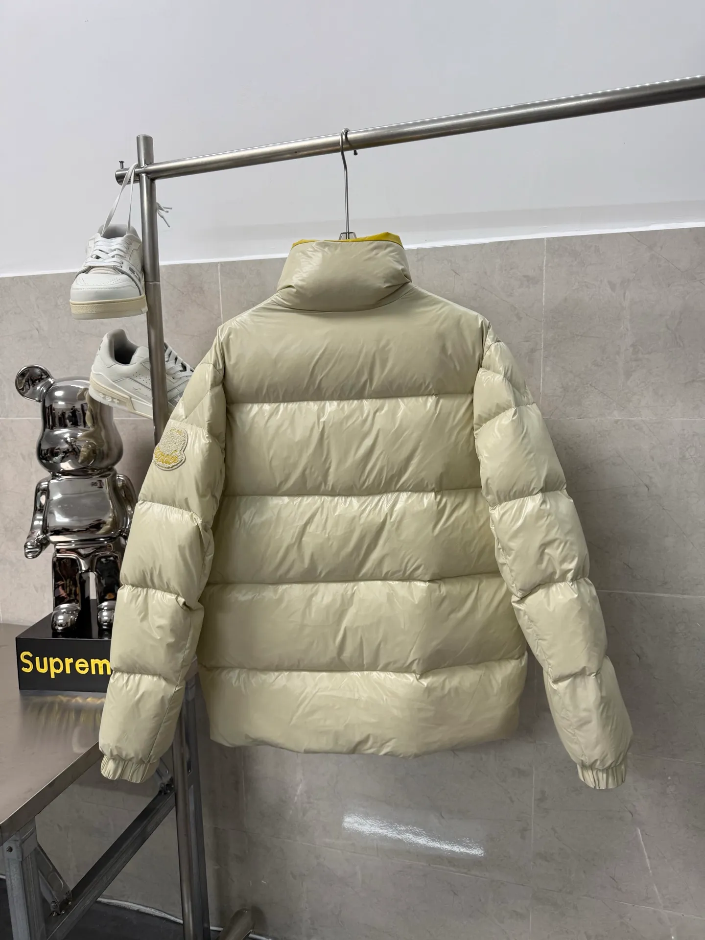 P920 Moncler's new Tripiti men's short down jacket. The Tripiti down jacket is made of functional glossy nylon fabric. It is comfortable and warm without being heavy. The chenille logo patch highlights the essence of the brand. Color: black white Size: 12345