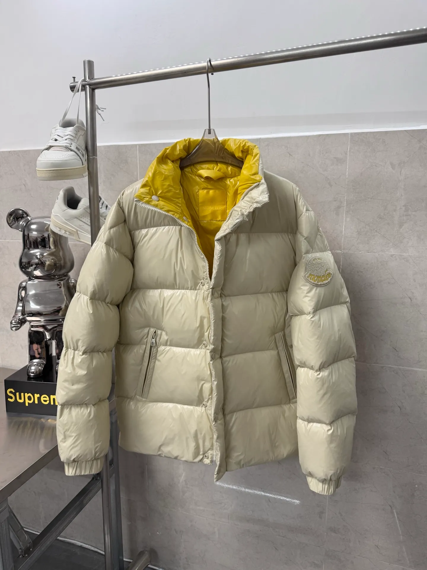 P920 Moncler's new Tripiti men's short down jacket. The Tripiti down jacket is made of functional glossy nylon fabric. It is comfortable and warm without being heavy. The chenille logo patch highlights the essence of the brand. Color: black white Size: 12345