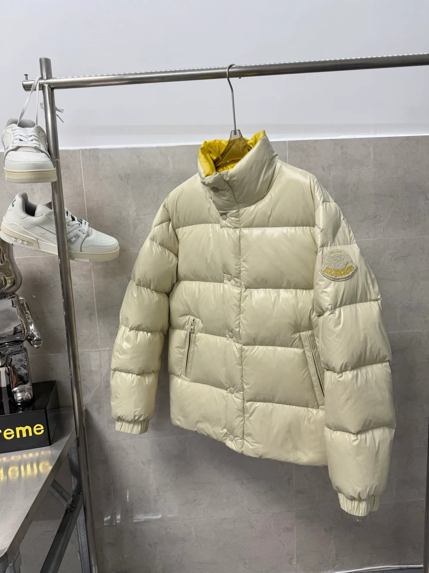 P920 Moncler's new Tripiti men's short down jacket. The Tripiti down jacket is made of functional glossy nylon fabric. It is comfortable and warm without being heavy. The chenille logo patch highlights the essence of the brand. Color: black white Size: 12345
