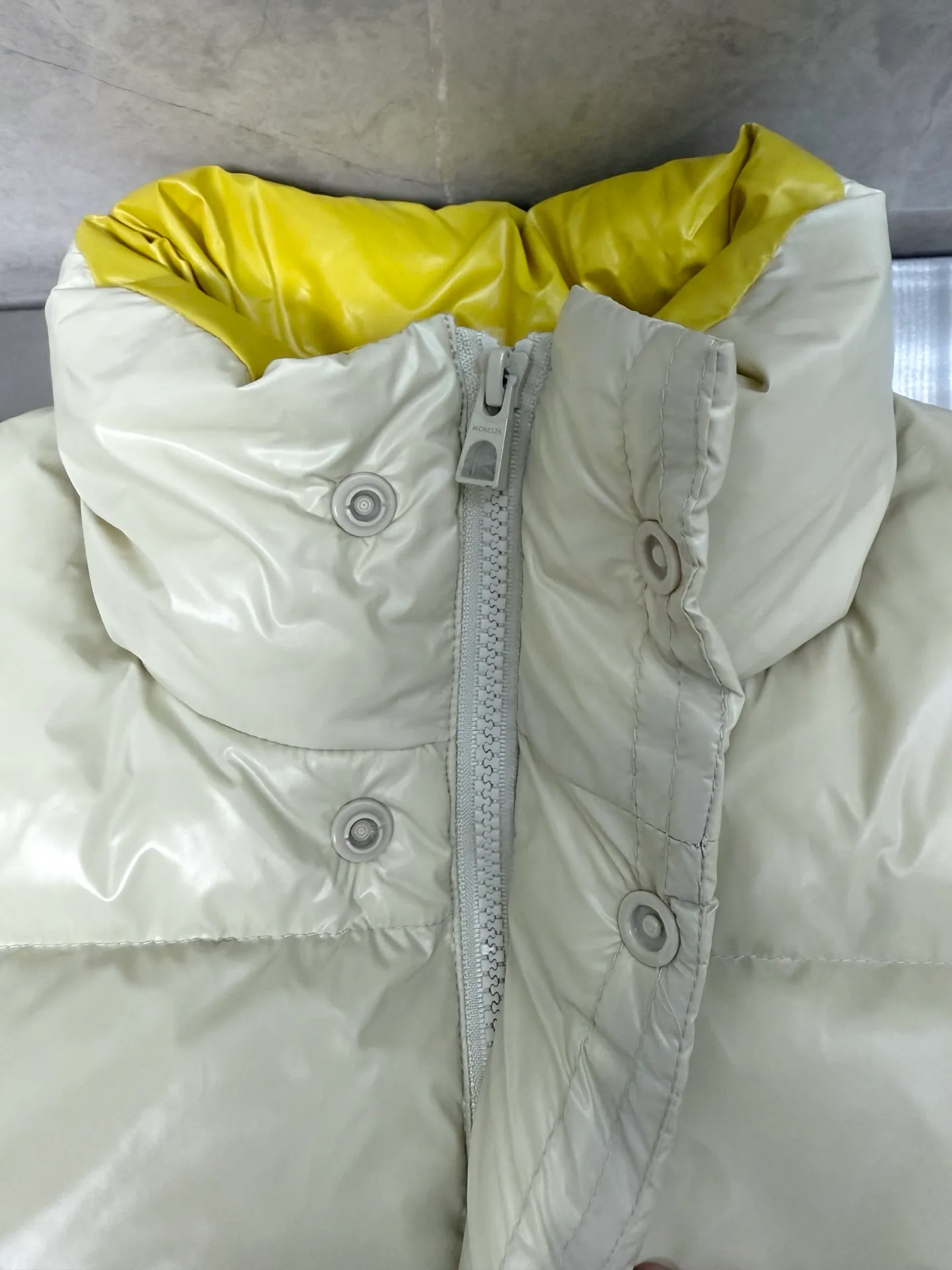 P920 Moncler's new Tripiti men's short down jacket. The Tripiti down jacket is made of functional glossy nylon fabric. It is comfortable and warm without being heavy. The chenille logo patch highlights the essence of the brand. Color: black white Size: 12345