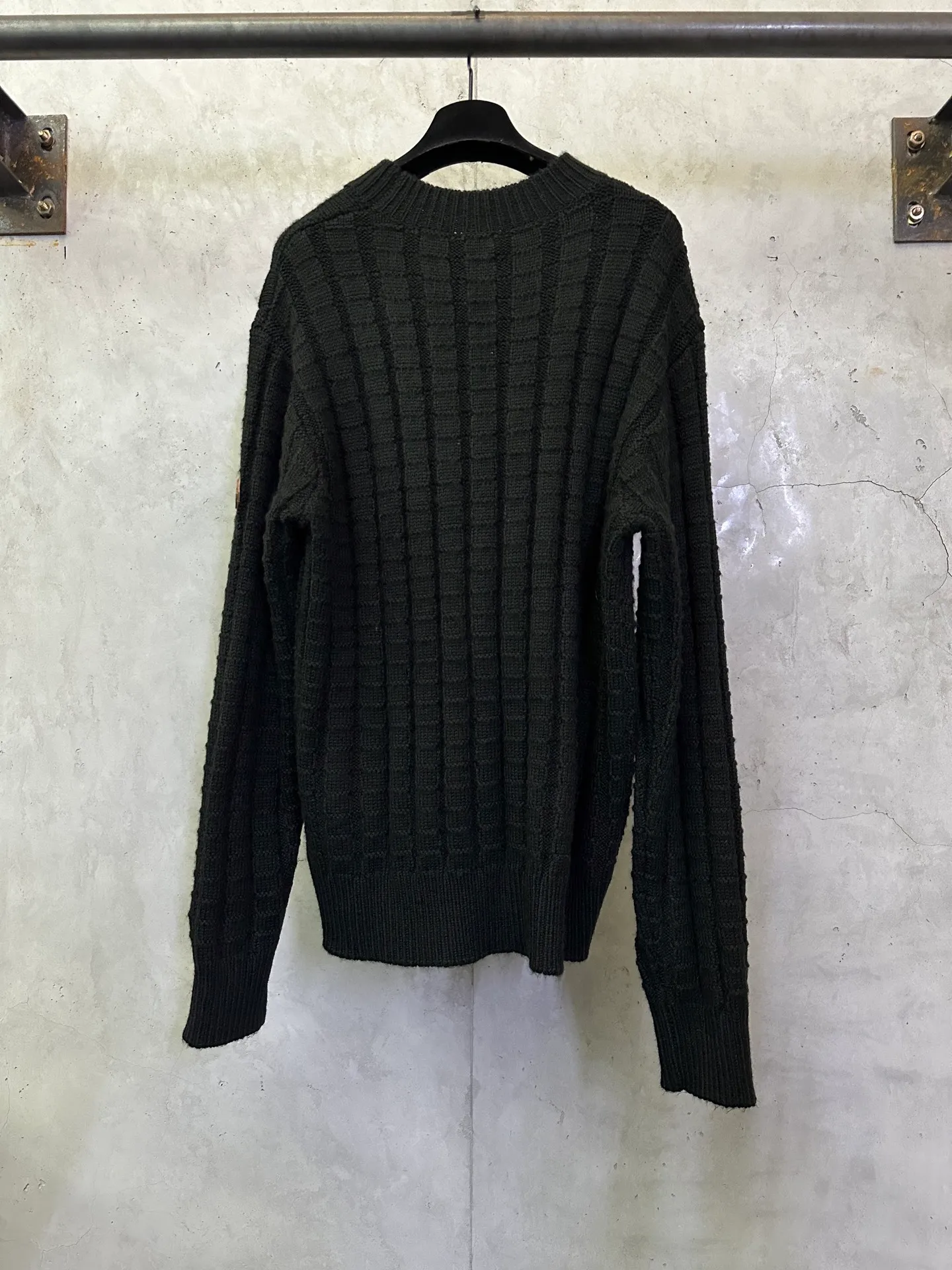 P470 Moncler embossed woven logo sweater Custom-woven engraved wool texture Soft and delicate Customized hardware Thread Accessories Matching version Same style for men and women -Color: Black Red -Size: S M L XL