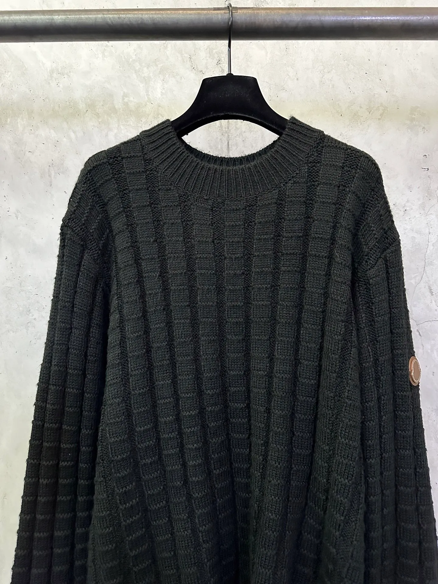 P470 Moncler embossed woven logo sweater Custom-woven engraved wool texture Soft and delicate Customized hardware Thread Accessories Matching version Same style for men and women -Color: Black Red -Size: S M L XL