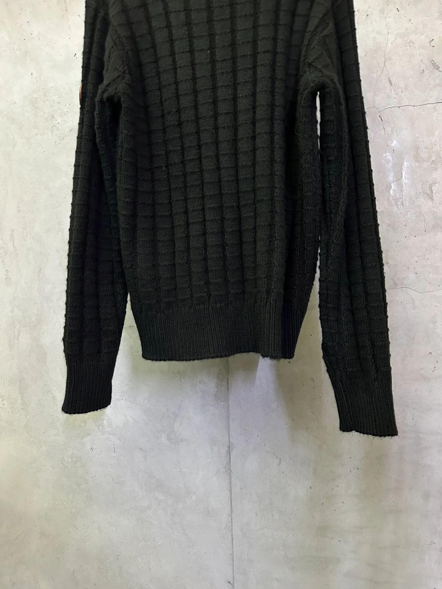 P470 Moncler embossed woven logo sweater Custom-woven engraved wool texture Soft and delicate Customized hardware Thread Accessories Matching version Same style for men and women -Color: Black Red -Size: S M L XL