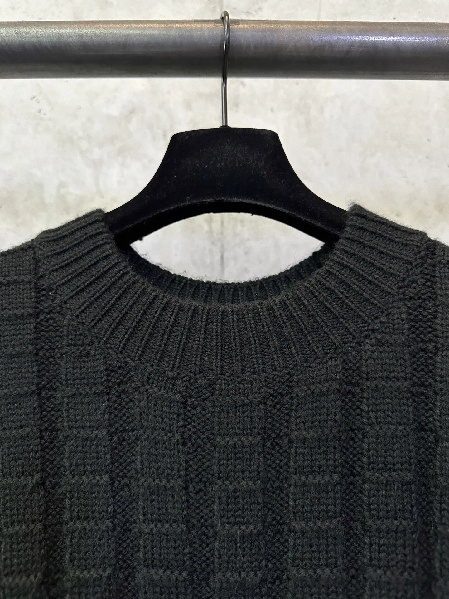P470 Moncler embossed woven logo sweater Custom-woven engraved wool texture Soft and delicate Customized hardware Thread Accessories Matching version Same style for men and women -Color: Black Red -Size: S M L XL