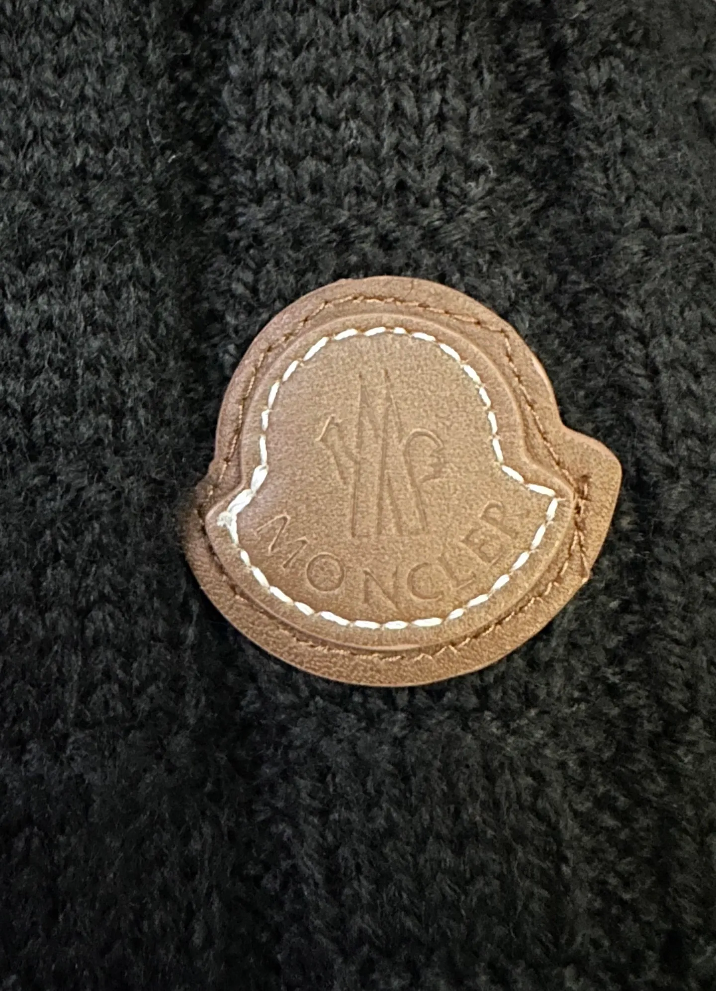 P470 Moncler embossed woven logo sweater Custom-woven engraved wool texture Soft and delicate Customized hardware Thread Accessories Matching version Same style for men and women -Color: Black Red -Size: S M L XL