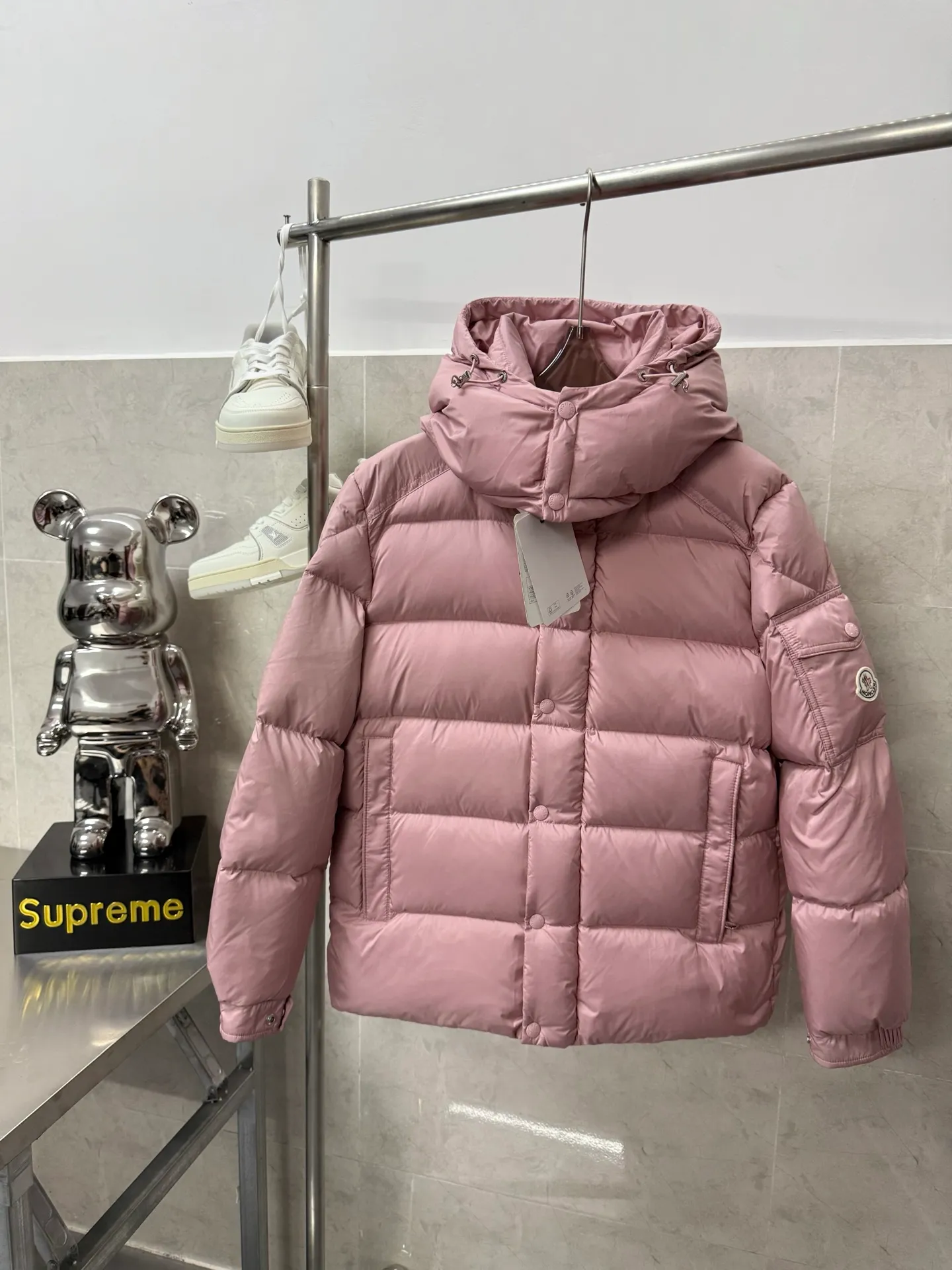 P820 ​​Moncler Mouth Matte Maya Short Down Jacket This short parka down jacket is made of longueSaion fabric. The garment is full of functional details to ensure warmth and care. Features removable hood, zip pockets, adjustable cuffs, and snap-zip flap fly. Logo embellished sleeves. It adds a unique touch to the overall shape while significantly improving the protective performance. Color: black, white, off-white, pearl white, pink. Size: 12345