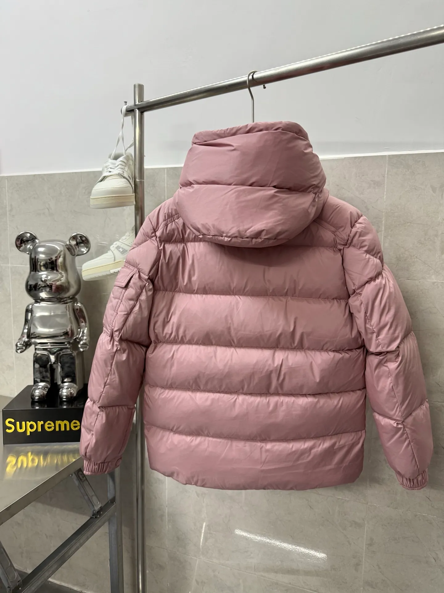 P820 ​​Moncler Mouth Matte Maya Short Down Jacket This short parka down jacket is made of longueSaion fabric. The garment is full of functional details to ensure warmth and care. Features removable hood, zip pockets, adjustable cuffs, and snap-zip flap fly. Logo embellished sleeves. It adds a unique touch to the overall shape while significantly improving the protective performance. Color: black, white, off-white, pearl white, pink. Size: 12345