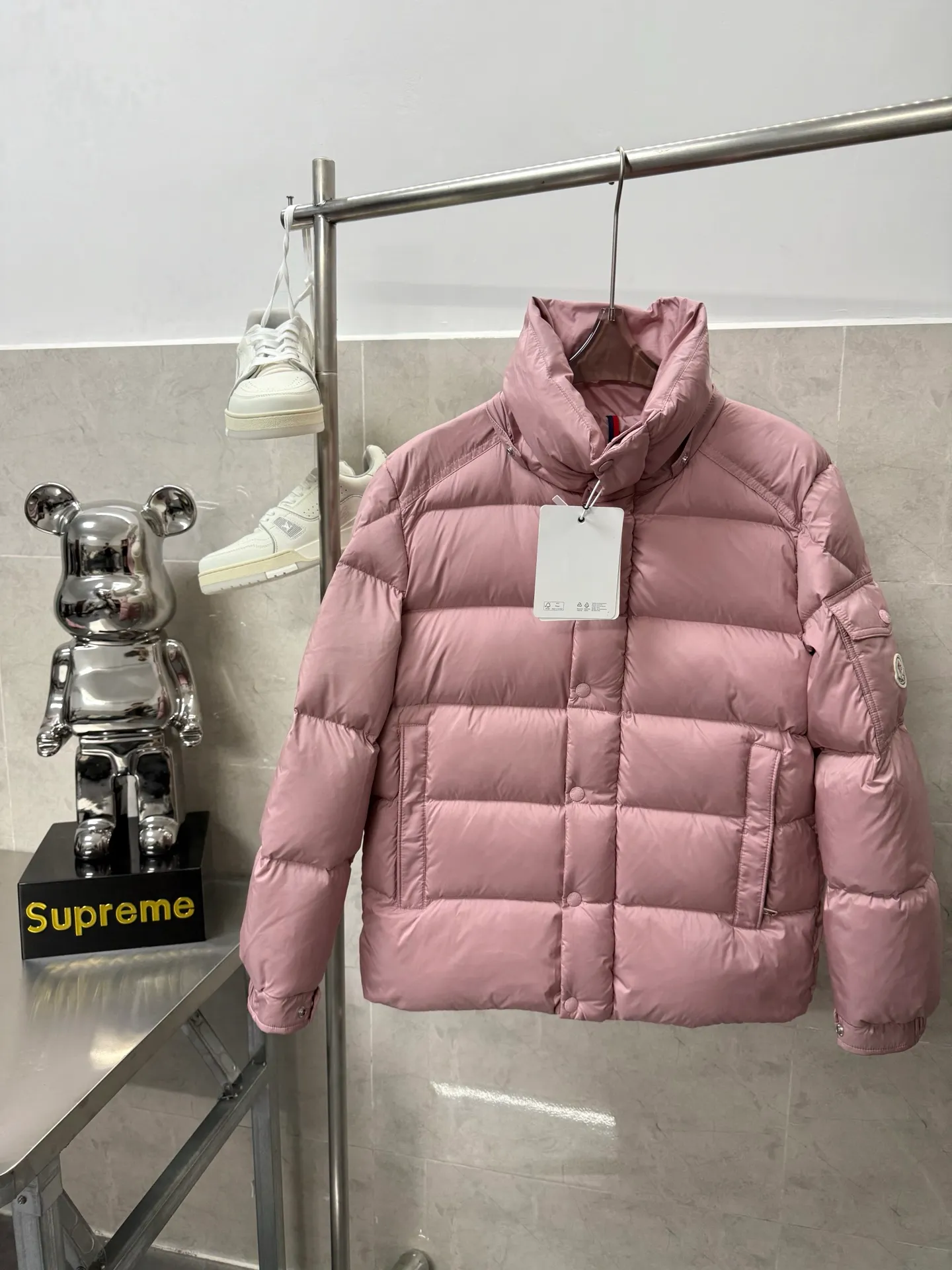 P820 ​​Moncler Mouth Matte Maya Short Down Jacket This short parka down jacket is made of longueSaion fabric. The garment is full of functional details to ensure warmth and care. Features removable hood, zip pockets, adjustable cuffs, and snap-zip flap fly. Logo embellished sleeves. It adds a unique touch to the overall shape while significantly improving the protective performance. Color: black, white, off-white, pearl white, pink. Size: 12345
