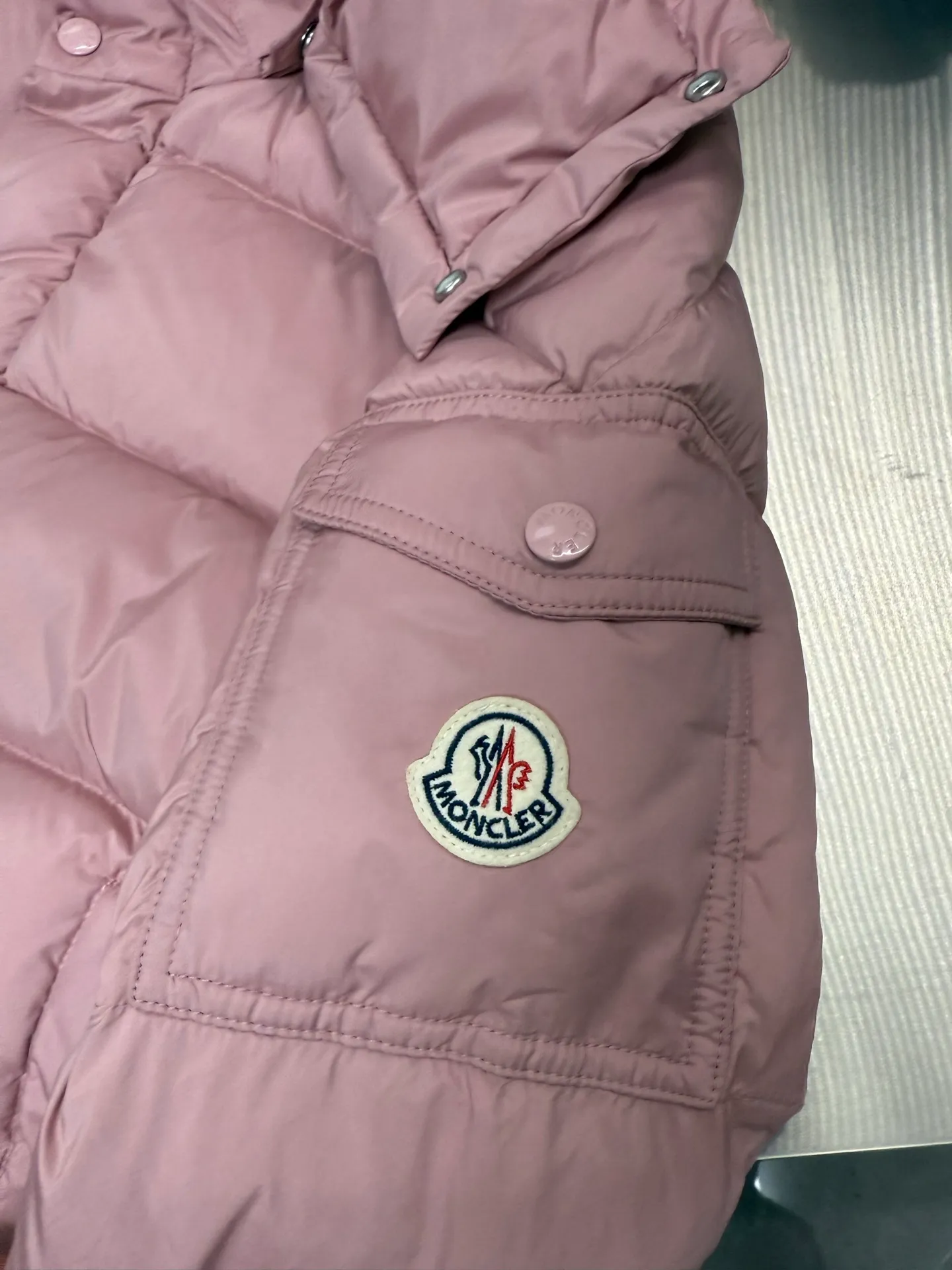 P820 ​​Moncler Mouth Matte Maya Short Down Jacket This short parka down jacket is made of longueSaion fabric. The garment is full of functional details to ensure warmth and care. Features removable hood, zip pockets, adjustable cuffs, and snap-zip flap fly. Logo embellished sleeves. It adds a unique touch to the overall shape while significantly improving the protective performance. Color: black, white, off-white, pearl white, pink. Size: 12345